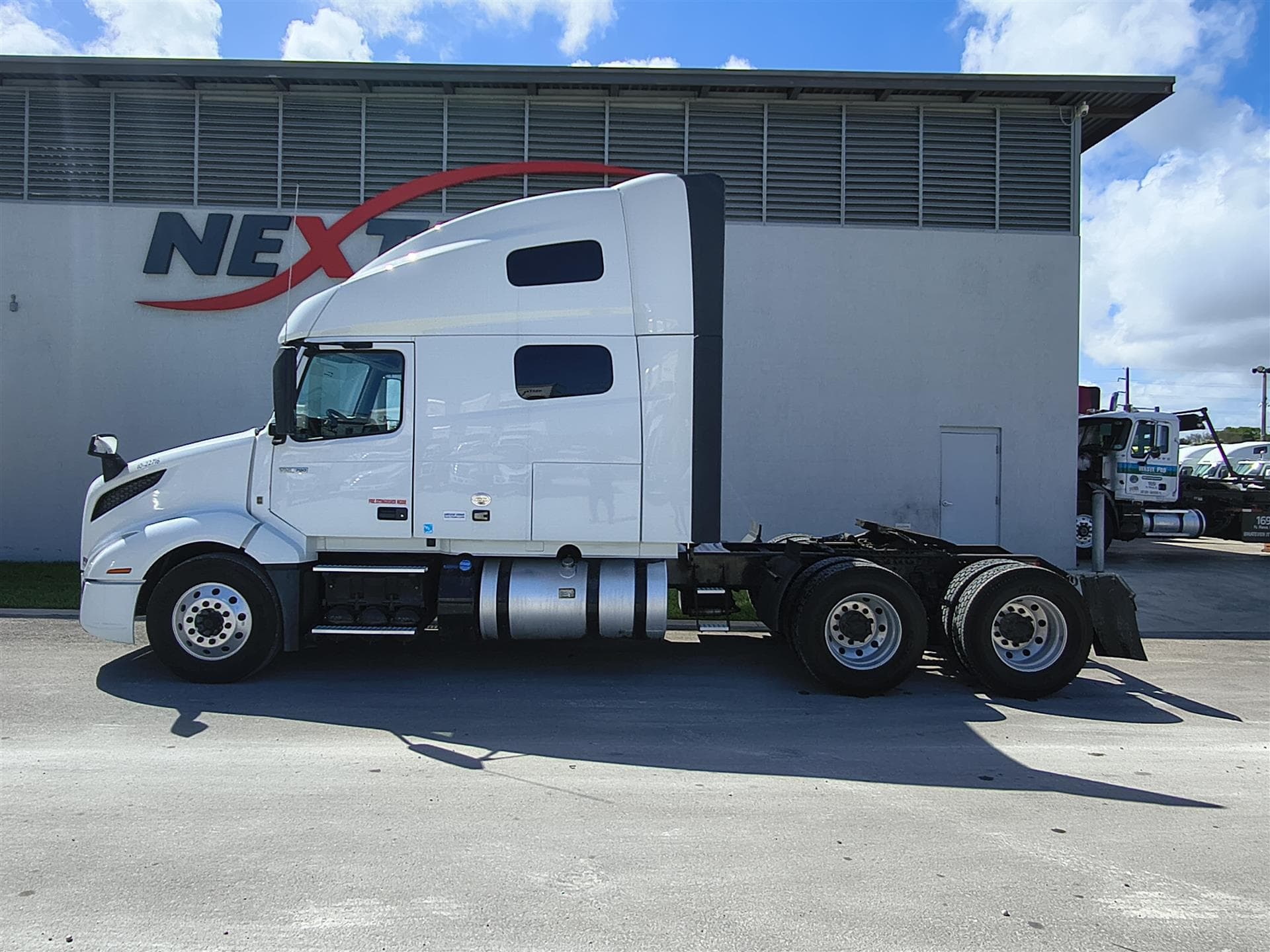 2022 Volvo VNL 760 in Fort Lauderdale, FL — photo 8