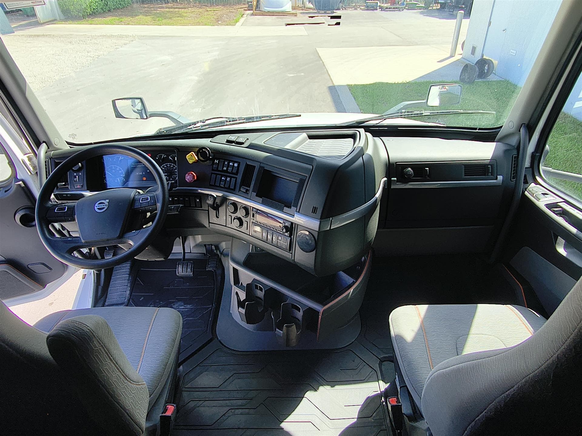 2022 Volvo VNL 760 in Fort Lauderdale, FL — photo 10