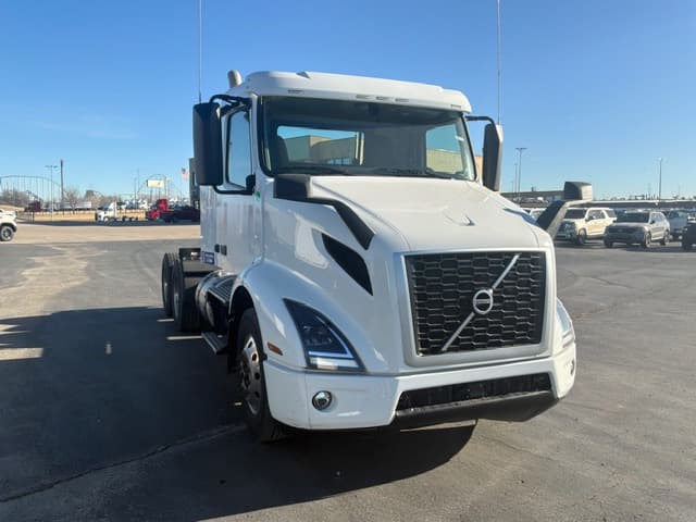 2023 Volvo VNR 640 in Kansas City, MO — photo 2