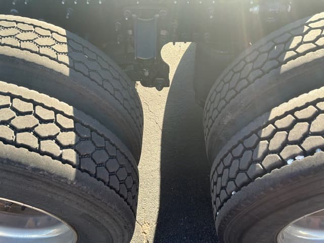 2023 Volvo VNR 640 in Kansas City, MO — photo 4