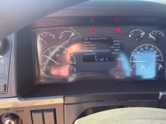 2023 Volvo VNR 640 in Kansas City, MO — photo 5