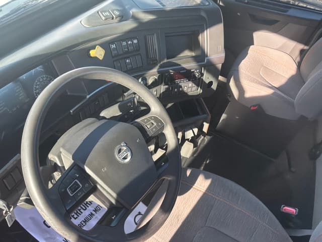 2023 Volvo VNR 640 in Kansas City, MO — photo 7