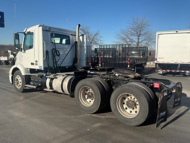 2023 Volvo VNR 640 in Kansas City, MO — photo 8
