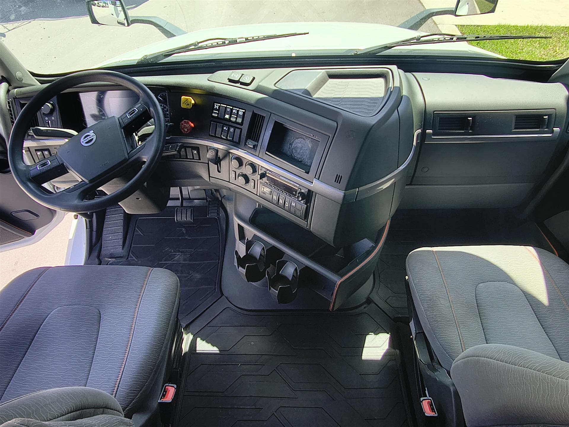 2022 Volvo VNL 760 in Fort Lauderdale, FL — photo 12