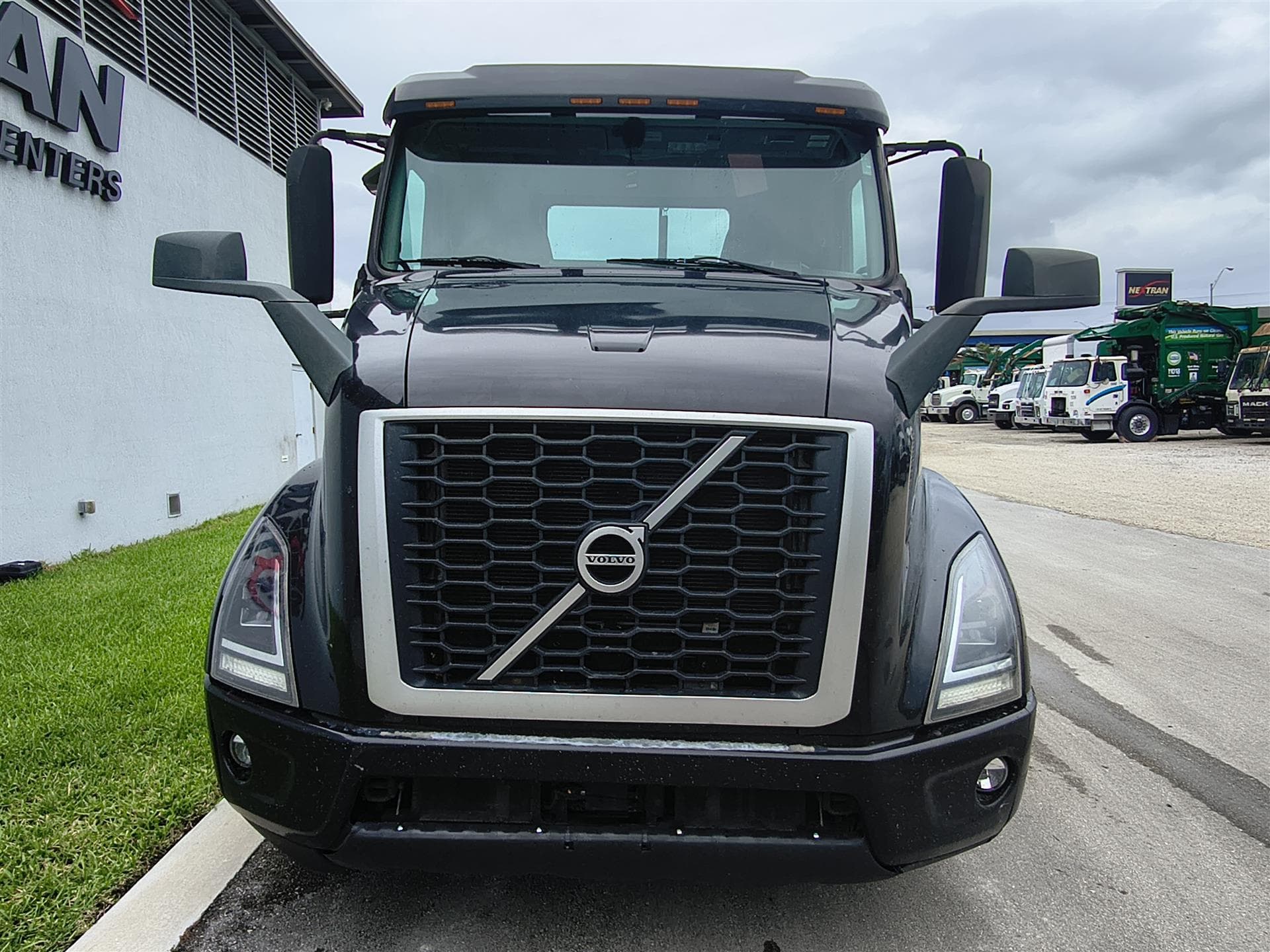 2022 Volvo VNR 640 in Fort Lauderdale, FL — photo 2