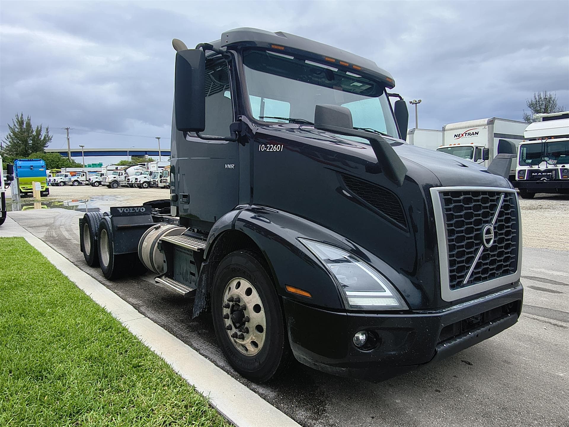 2022 Volvo VNR 640 in Fort Lauderdale, FL — photo 3