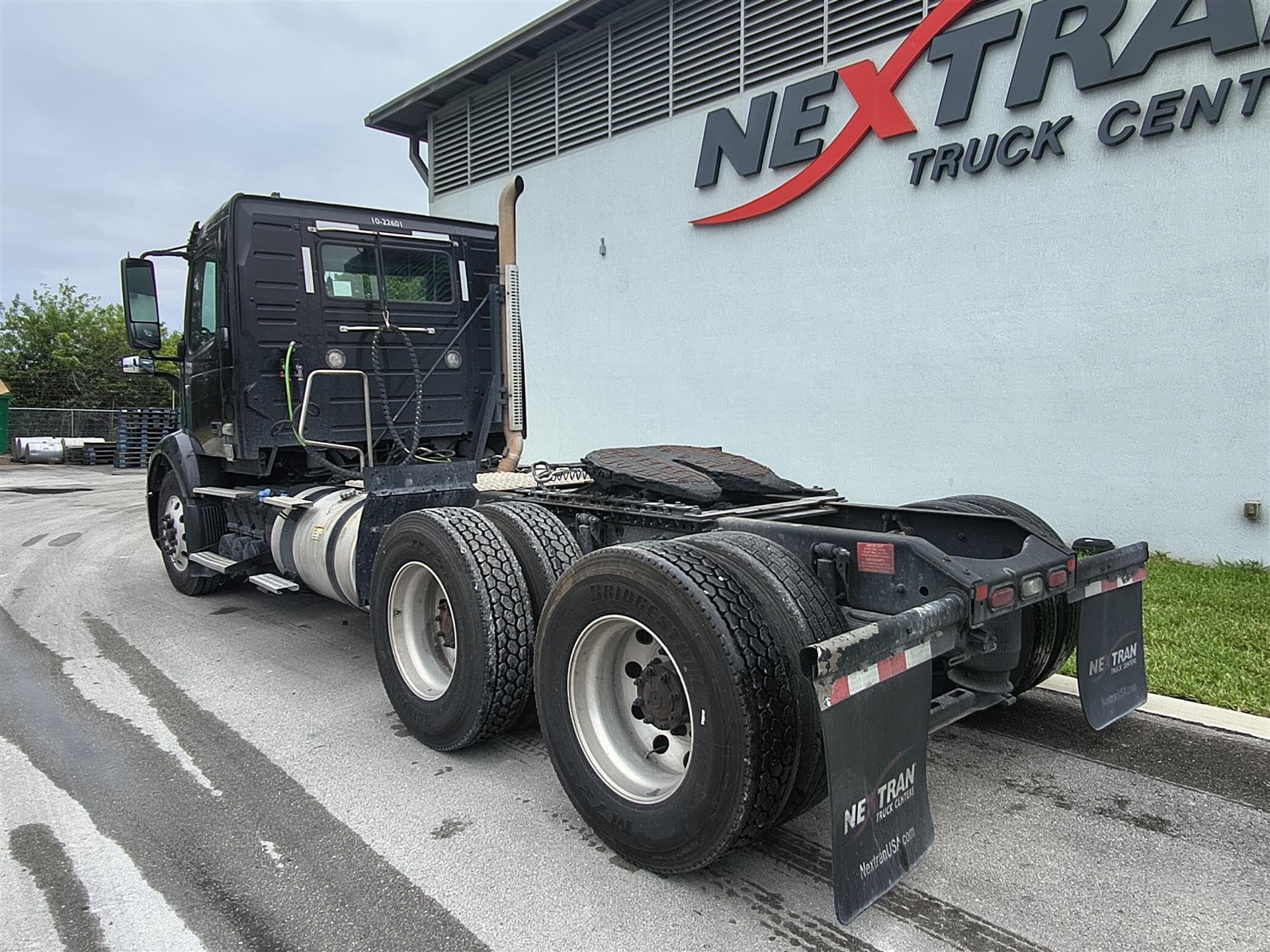 2022 Volvo VNR 640 in Fort Lauderdale, FL — photo 6
