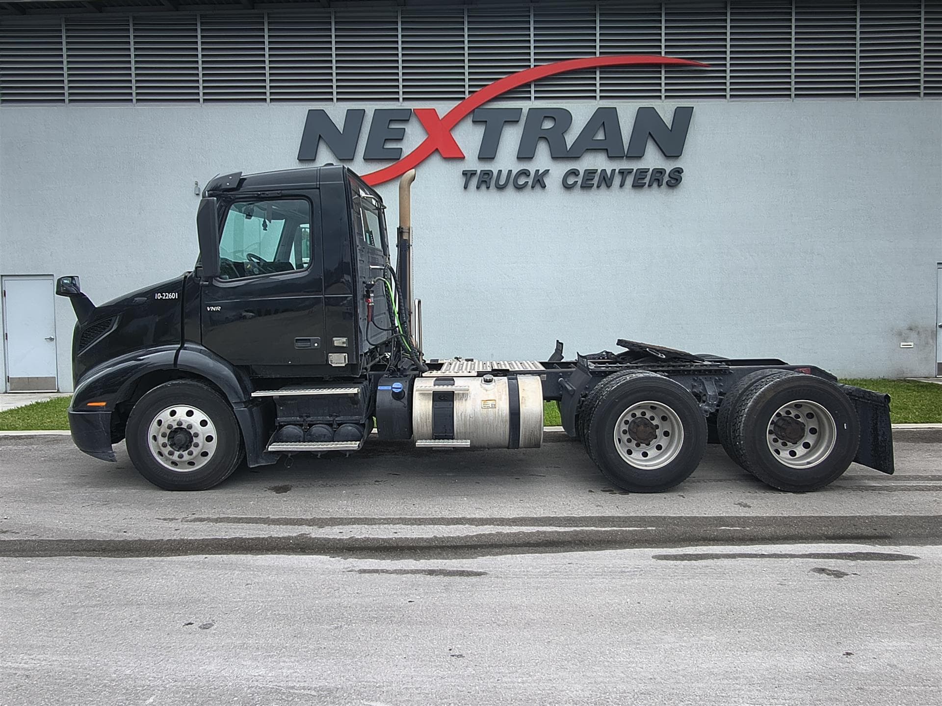 2022 Volvo VNR 640 in Fort Lauderdale, FL — photo 7