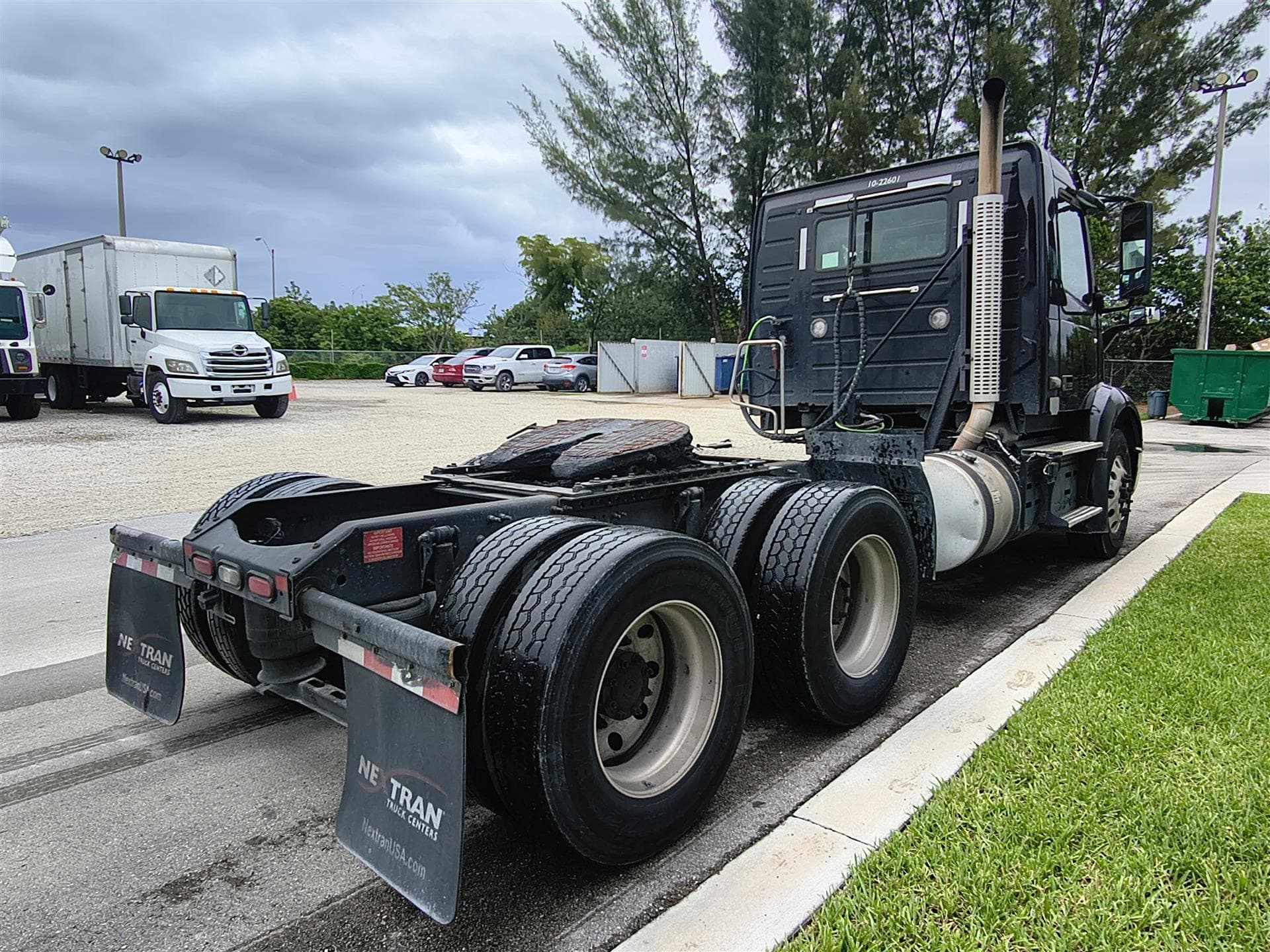 2022 Volvo VNR 640 in Fort Lauderdale, FL — photo 4