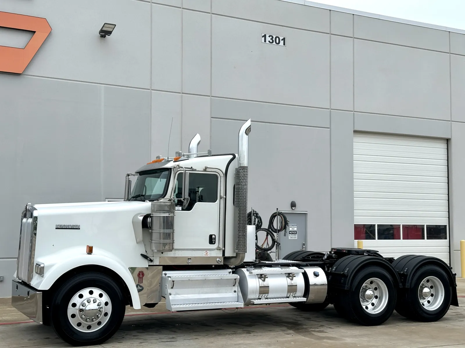 2023 Kenworth W900 in Hutchins, TX — photo 2