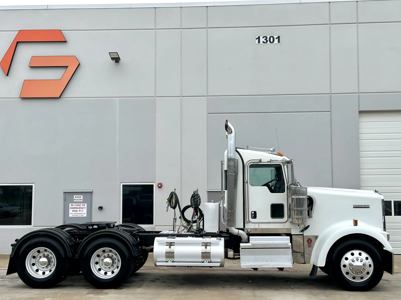 2023 Kenworth W900 in Hutchins, TX — photo 3