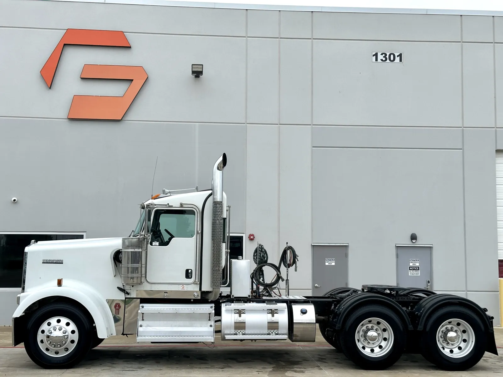 2023 Kenworth W900 in Hutchins, TX — photo 4