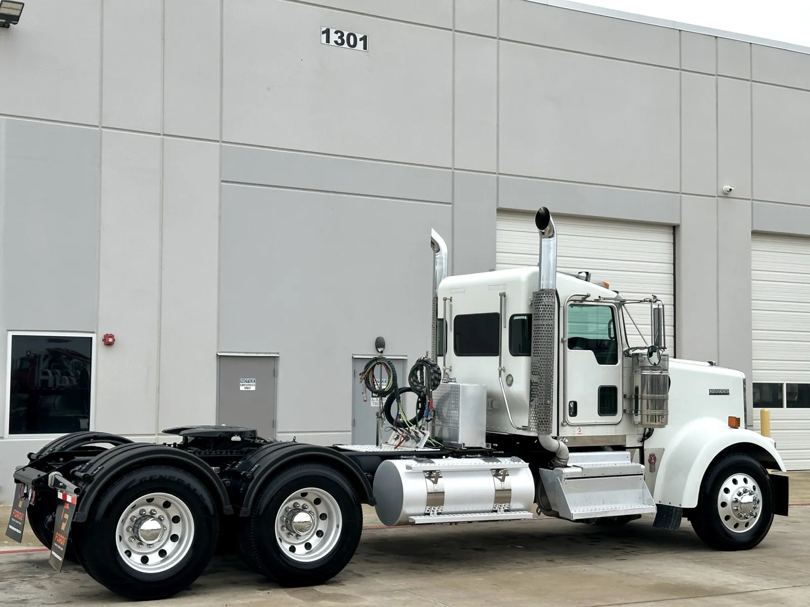 2023 Kenworth W900 in Hutchins, TX — photo 5