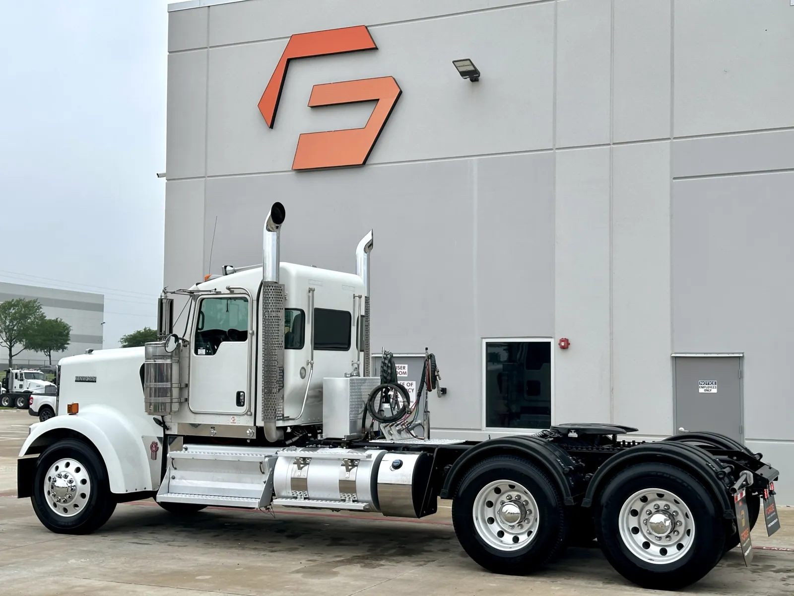 2023 Kenworth W900 in Hutchins, TX — photo 6