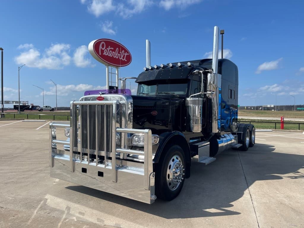 2023 Peterbilt 389