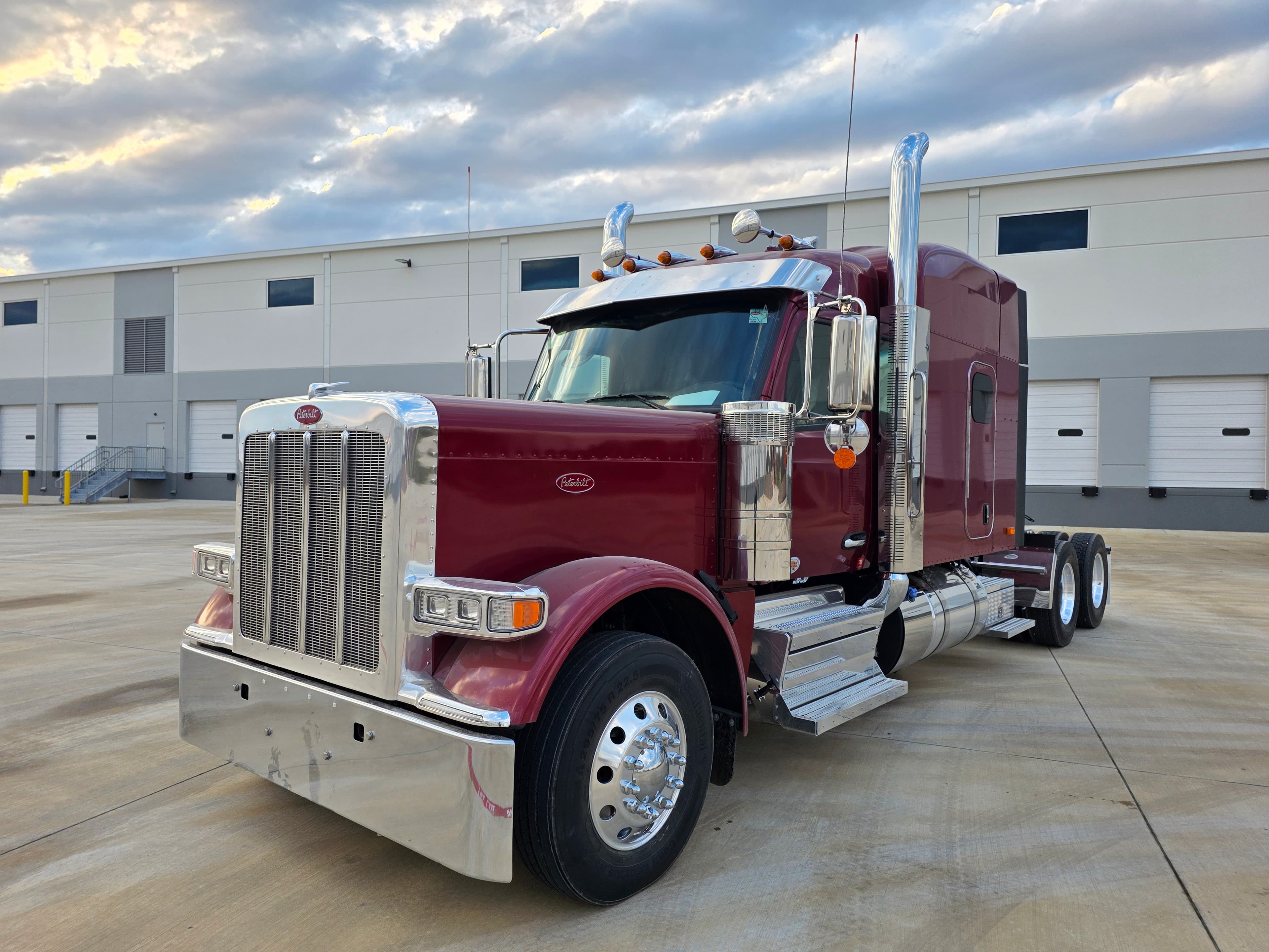 2027 PETERBILT 589