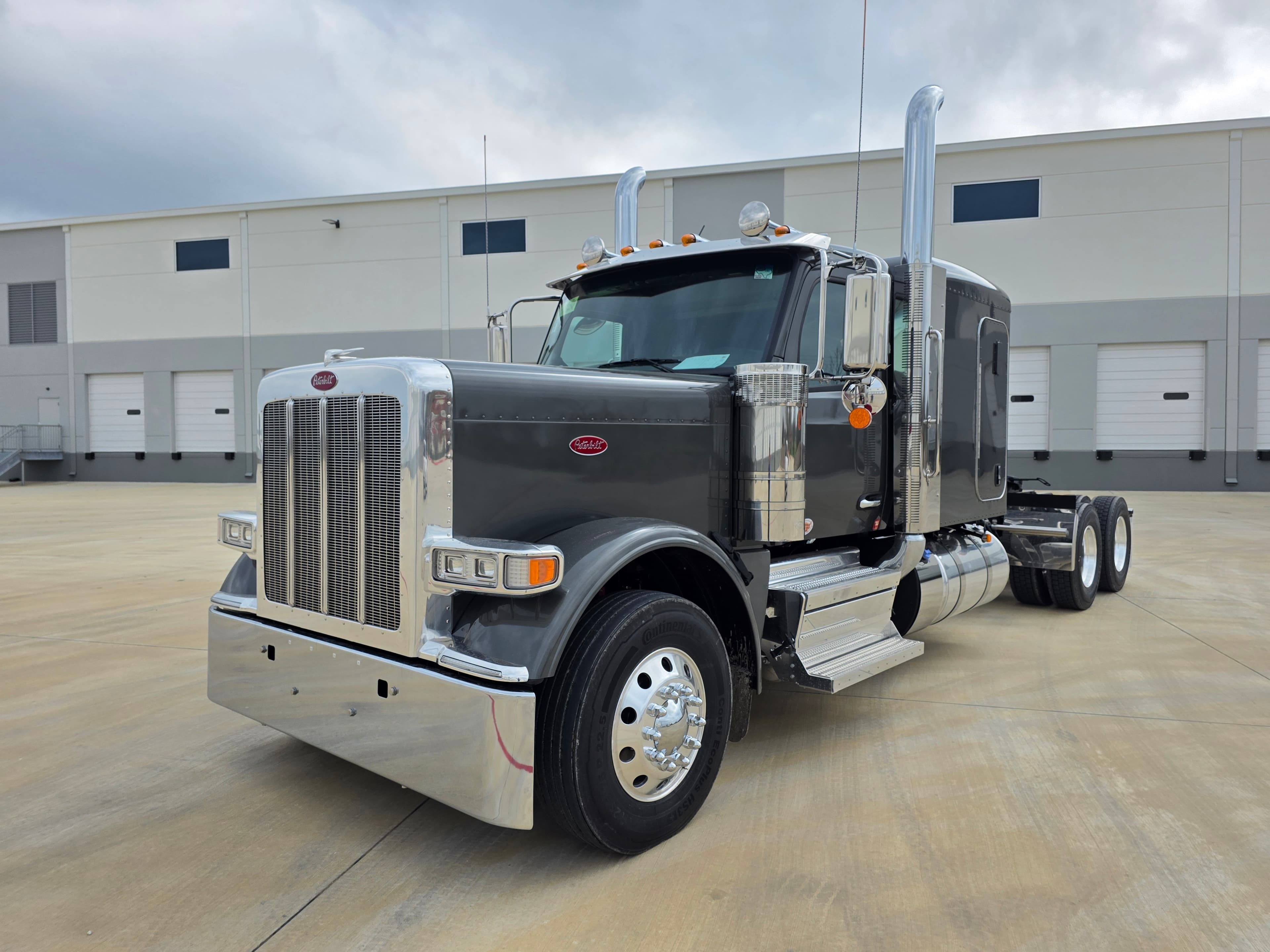 2027 PETERBILT 589