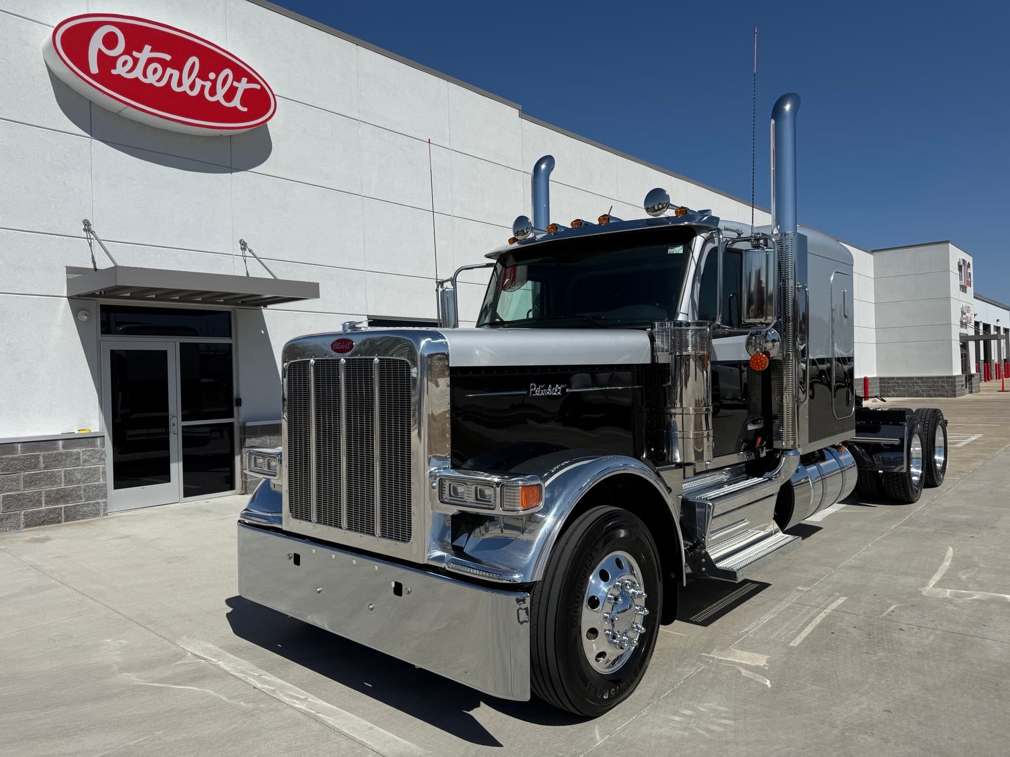 2027 PETERBILT 589