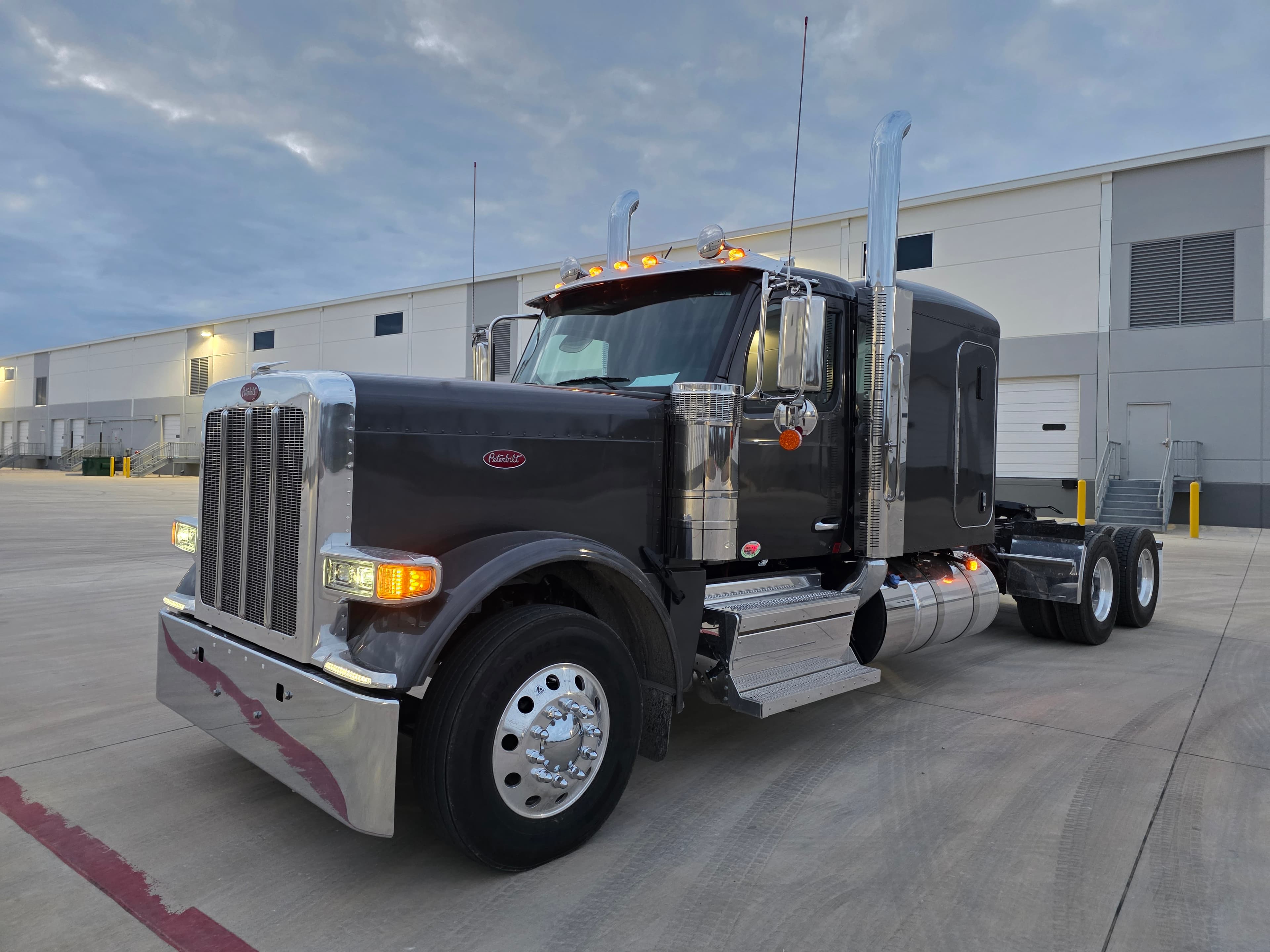 2027 PETERBILT 589