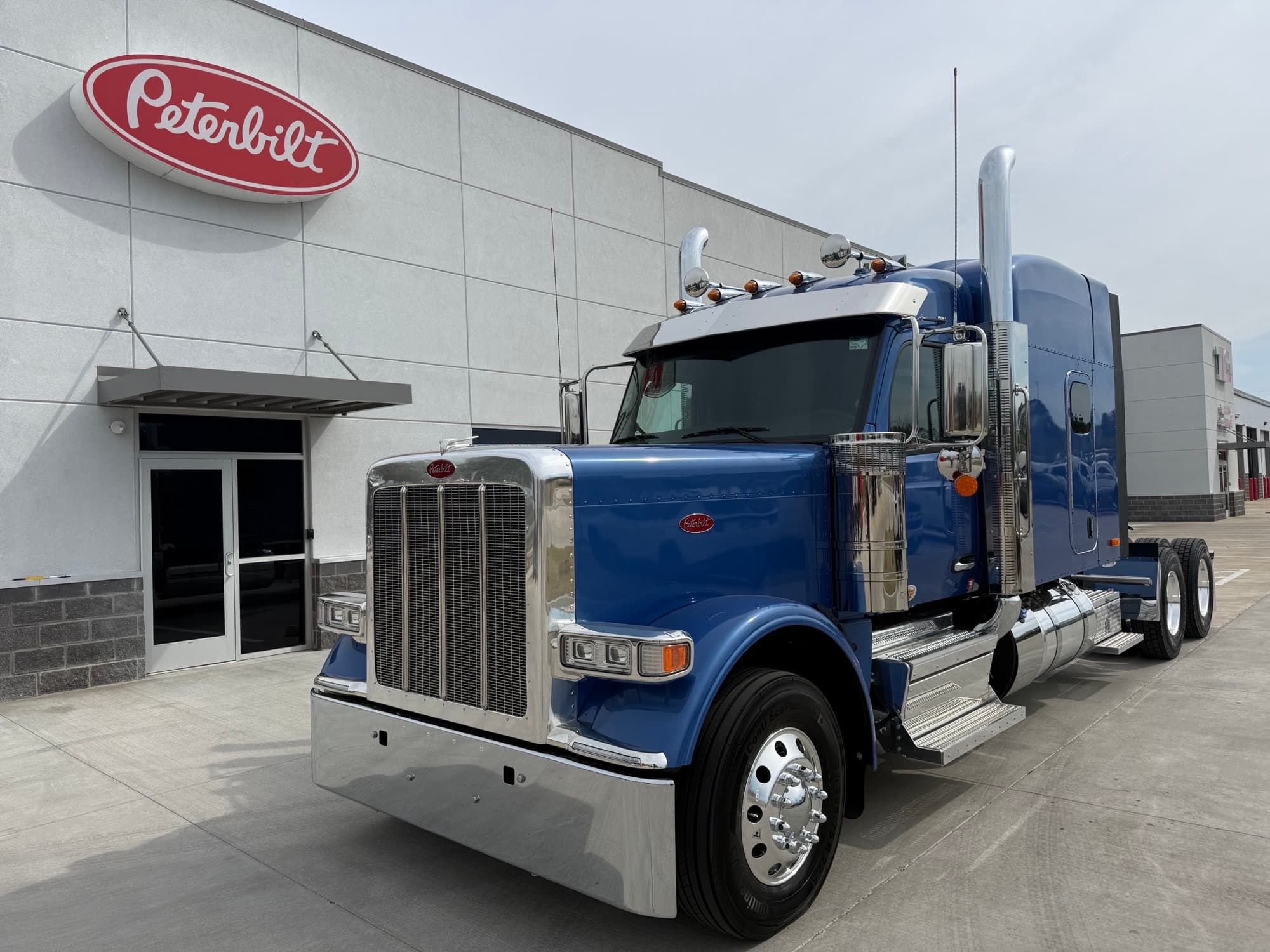 2027 PETERBILT 589