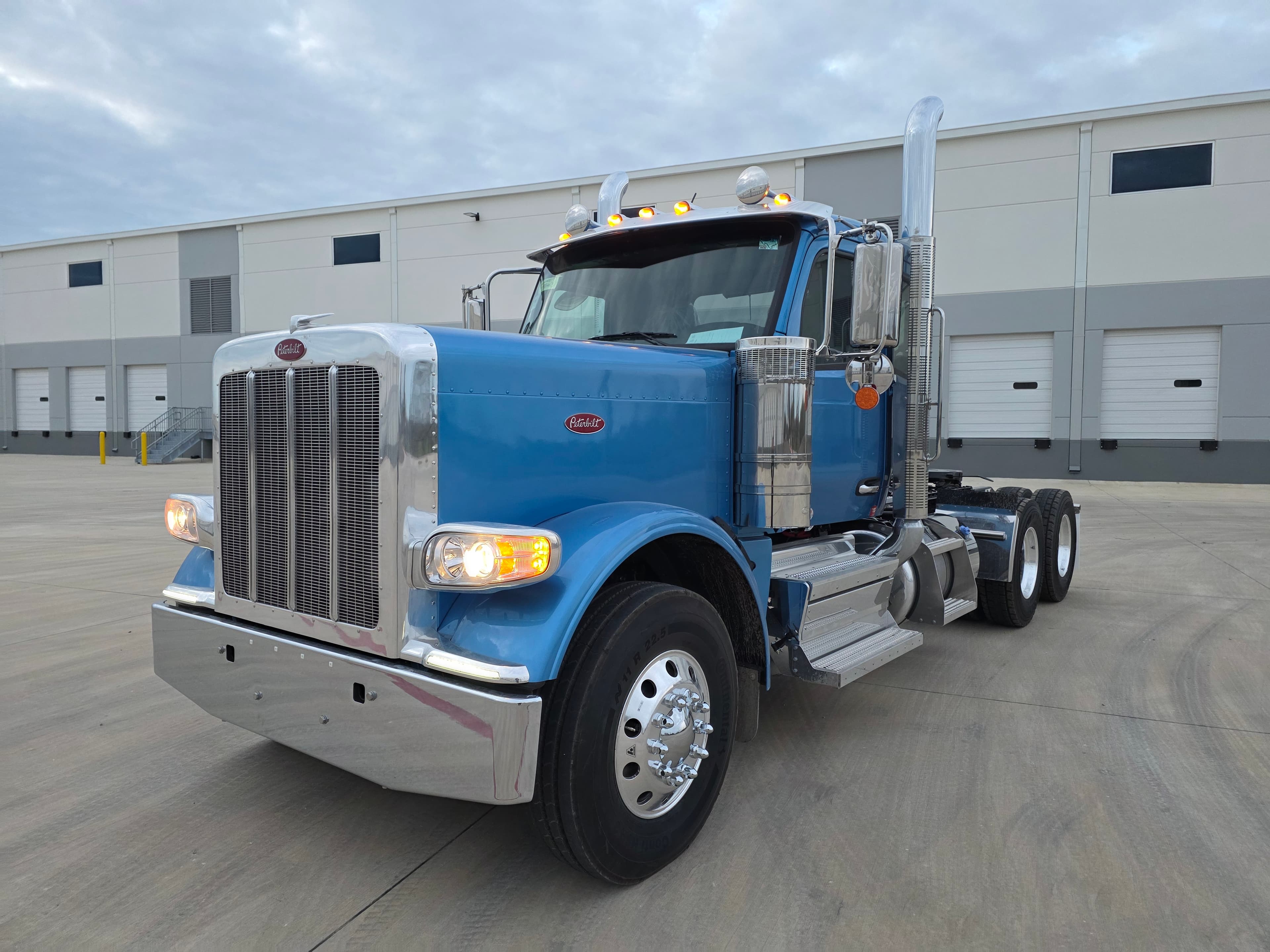 2027 PETERBILT 589