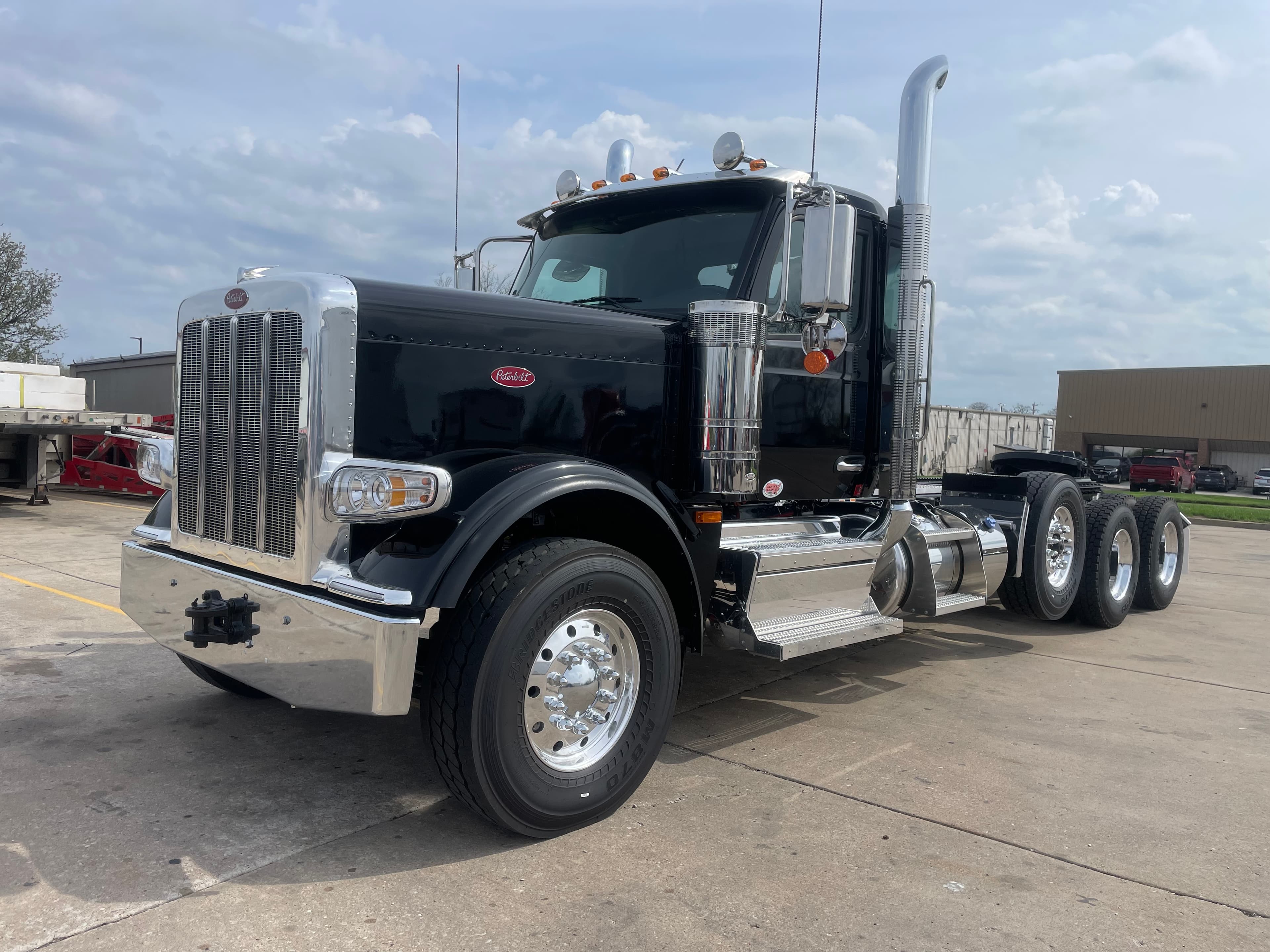 2027 PETERBILT 589
