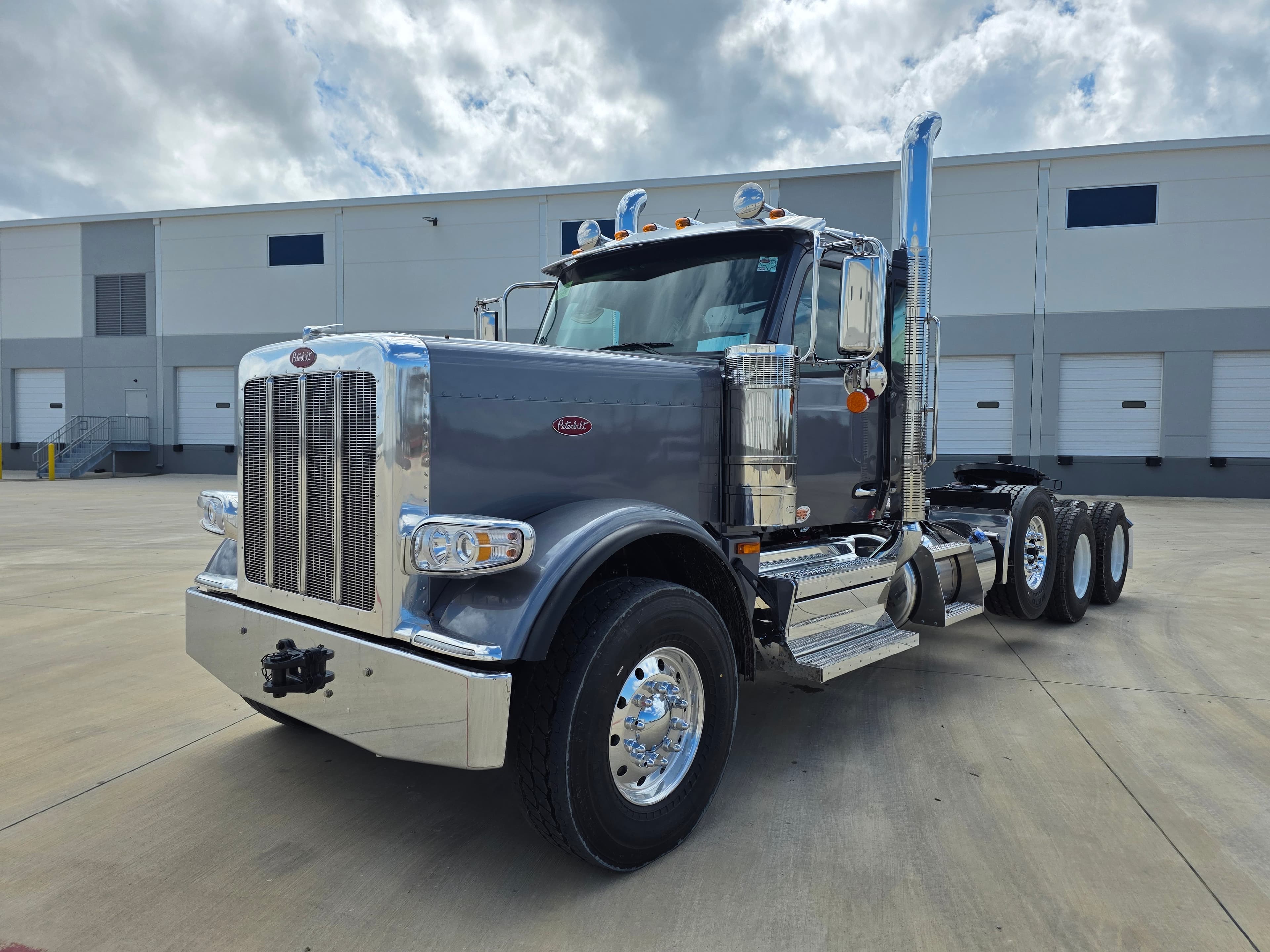 2027 PETERBILT 589