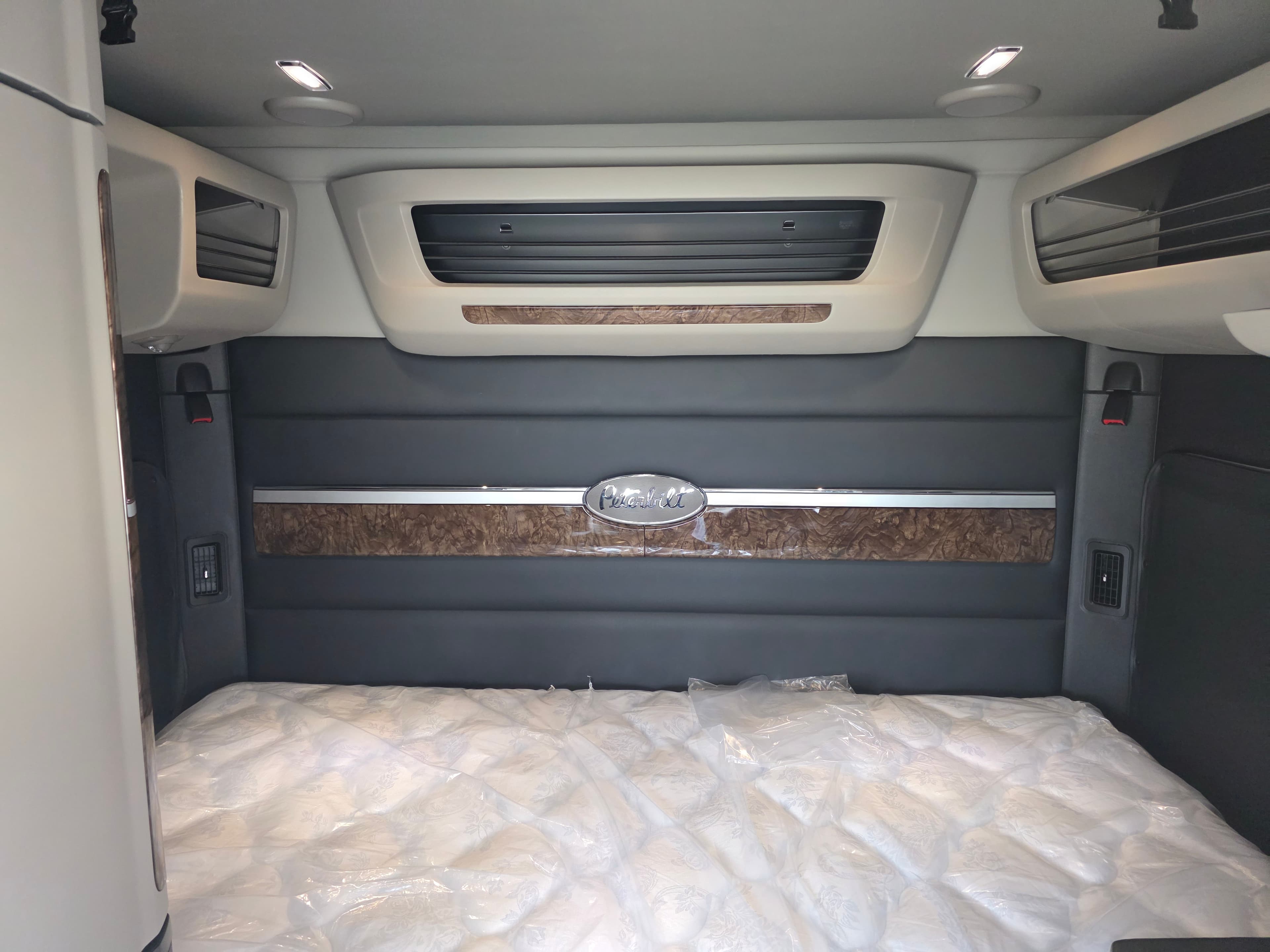 2027 Peterbilt 589 — photo 10