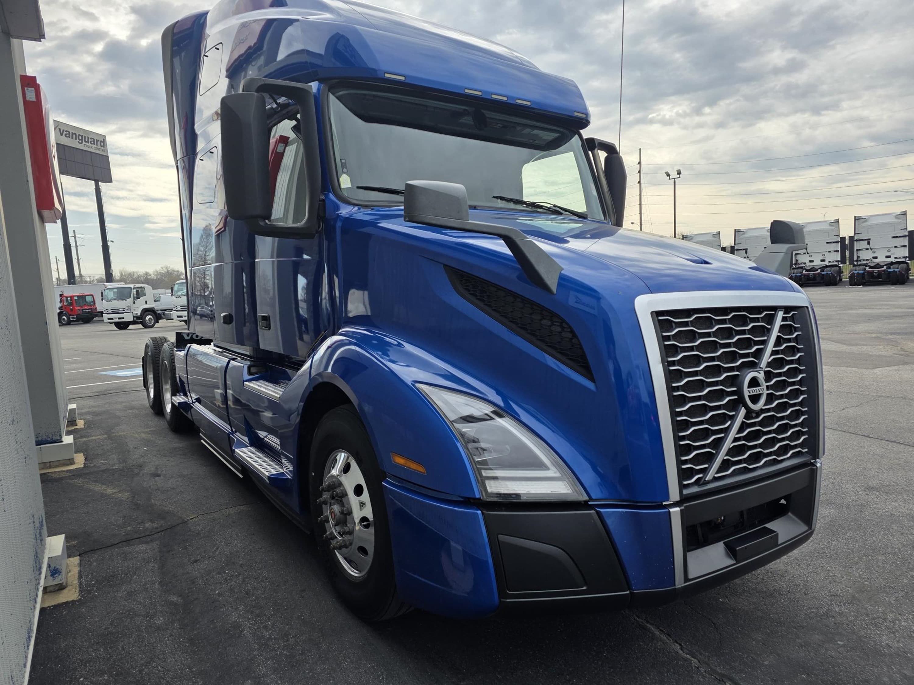 2021 Volvo VNL 760 in CAHOKIA, IL — photo 2