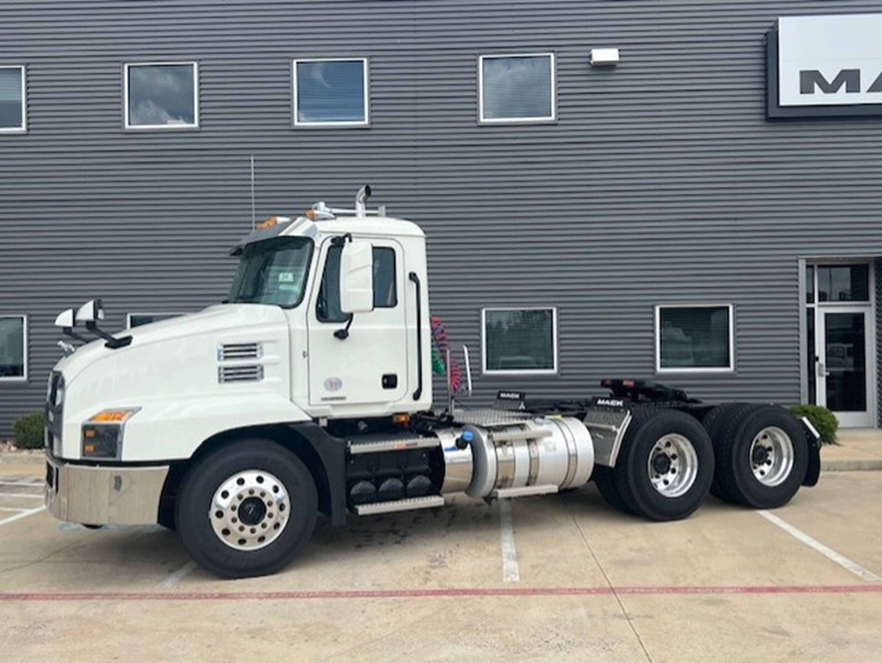 2025 Mack Anthem in HOUSTON, TX — photo 3