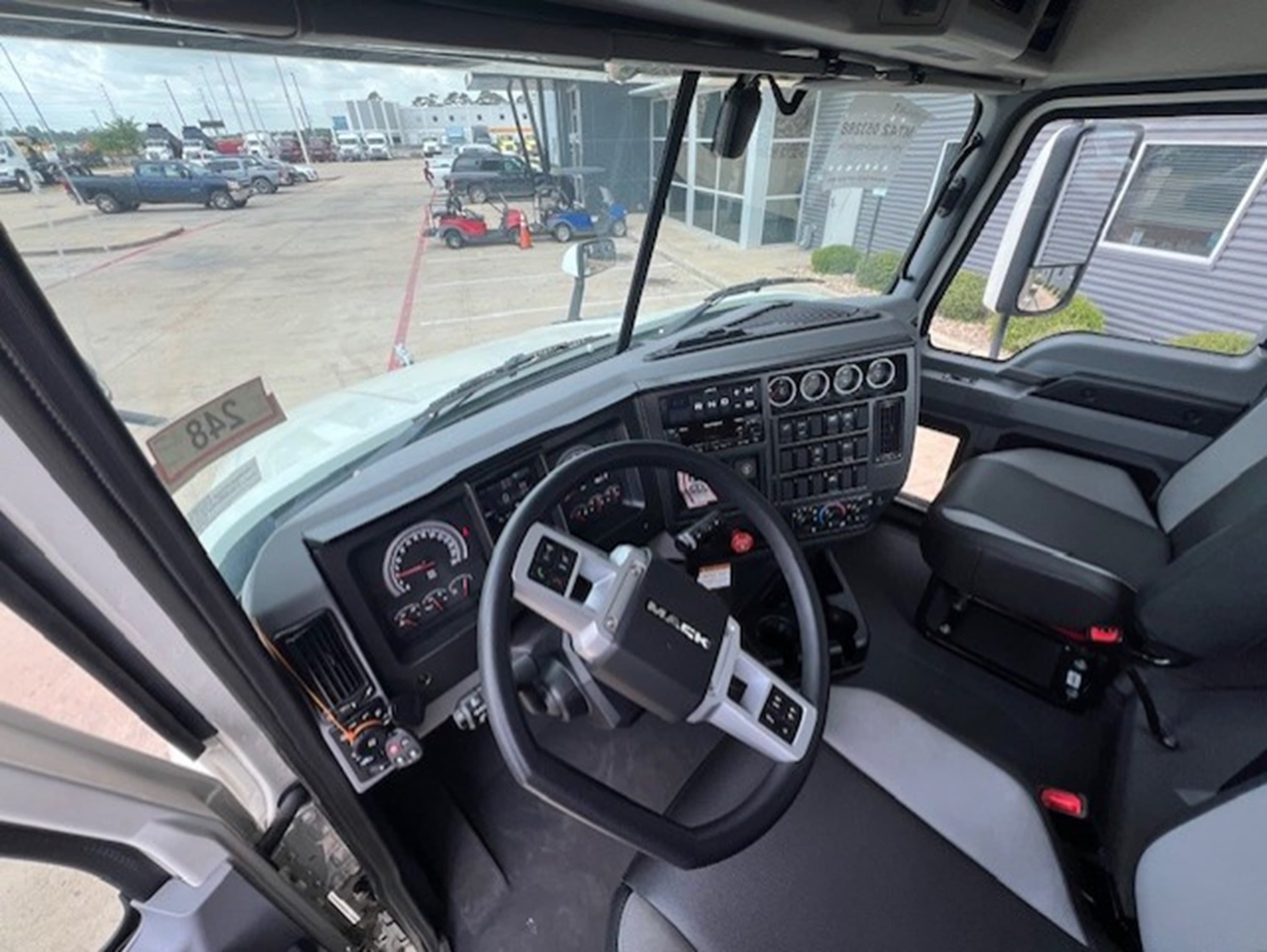2025 Mack Anthem in HOUSTON, TX — photo 9