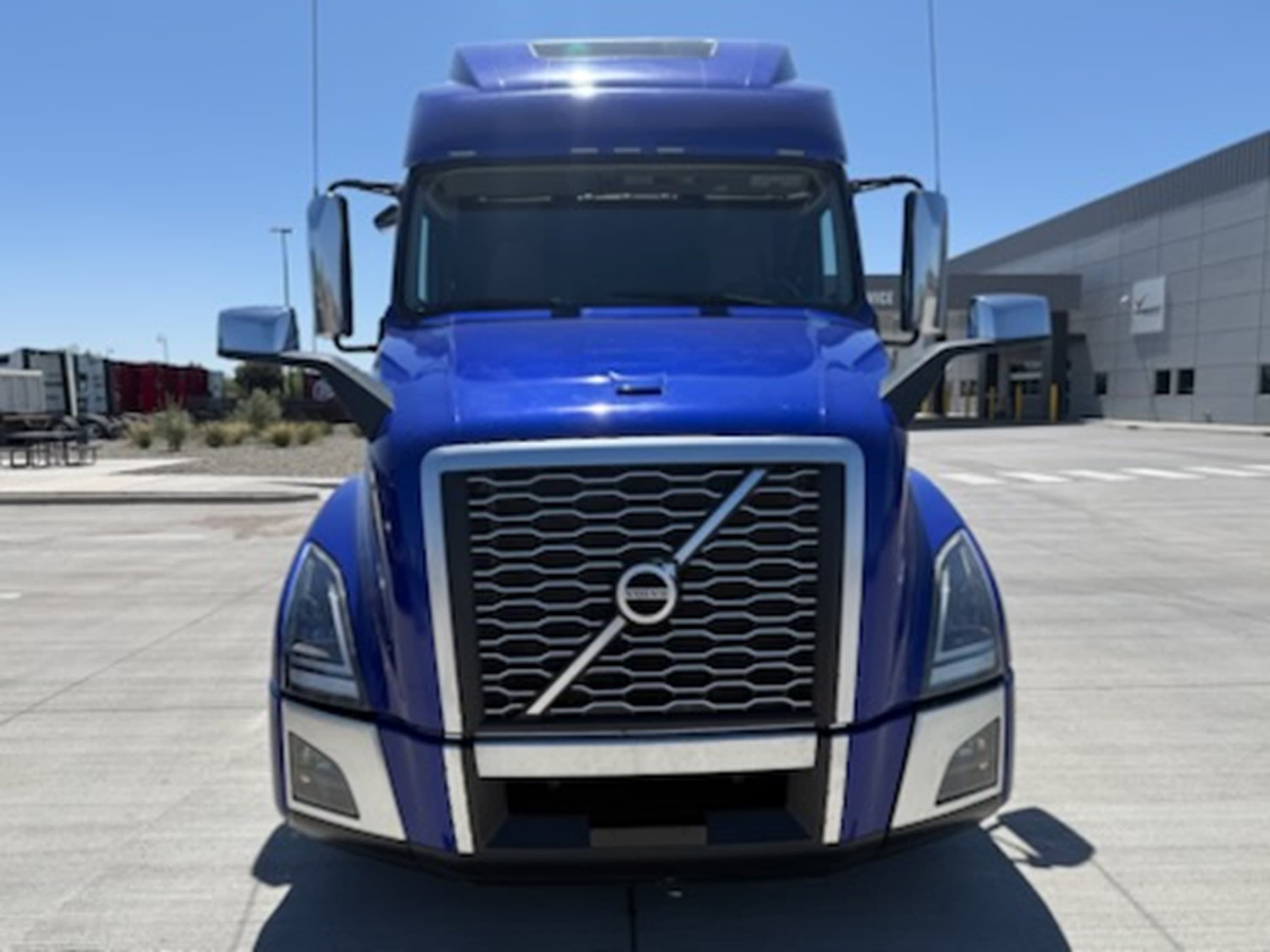 2023 Volvo VNL 860 in PHOENIX, AZ — photo 2