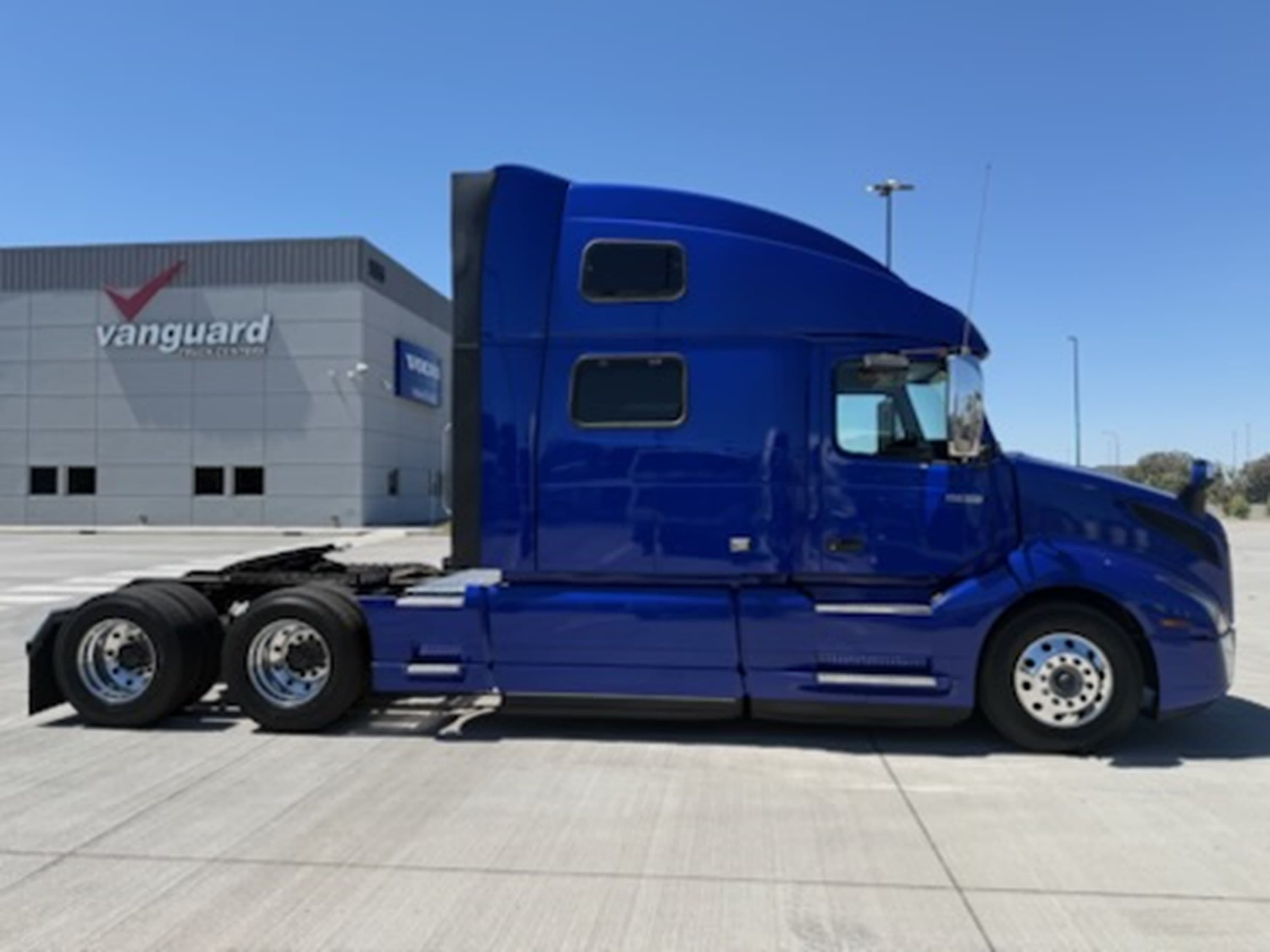 2023 Volvo VNL 860 in PHOENIX, AZ — photo 4