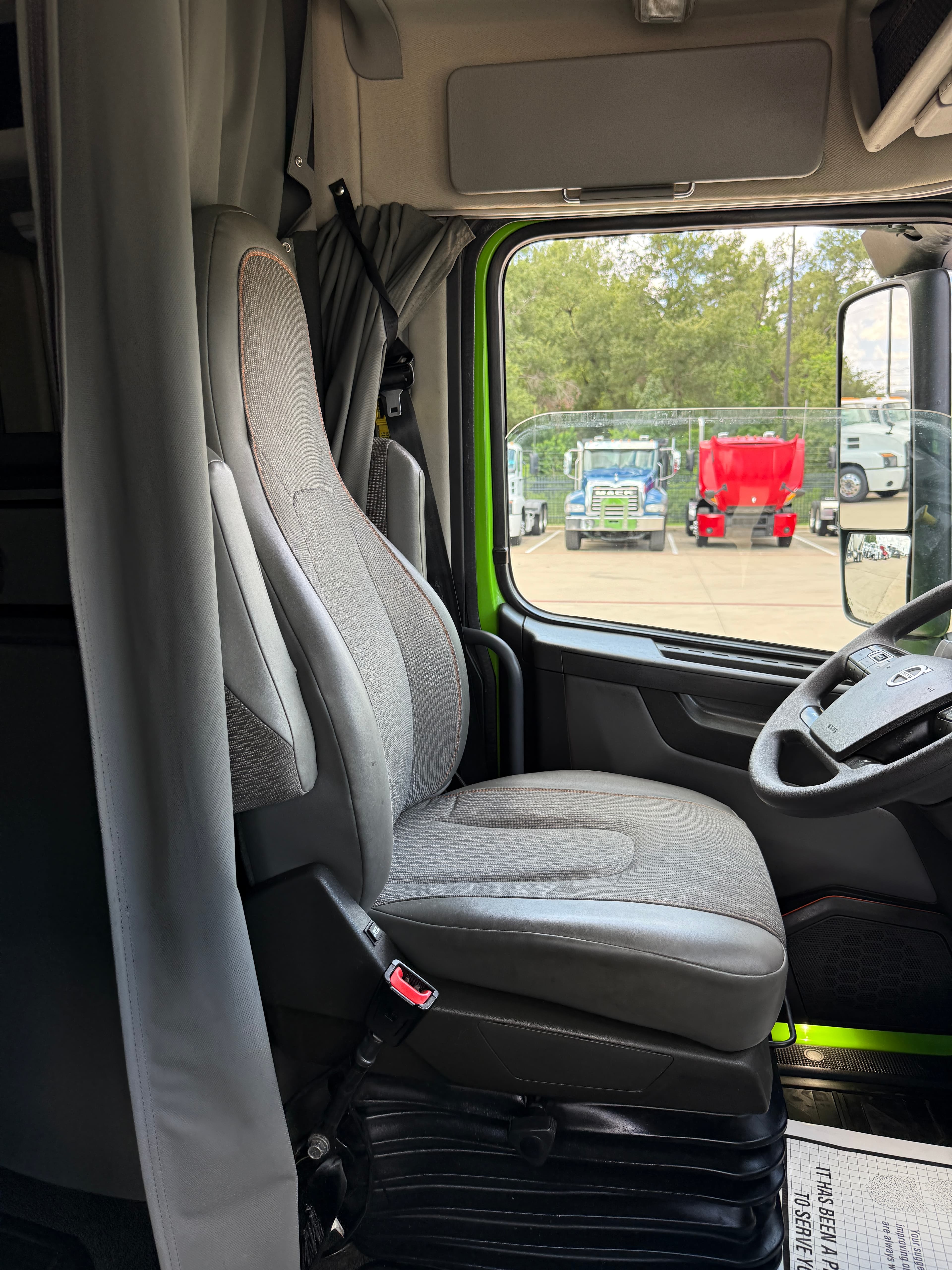 2024 Volvo VNL 760 in HOUSTON, TX — photo 11