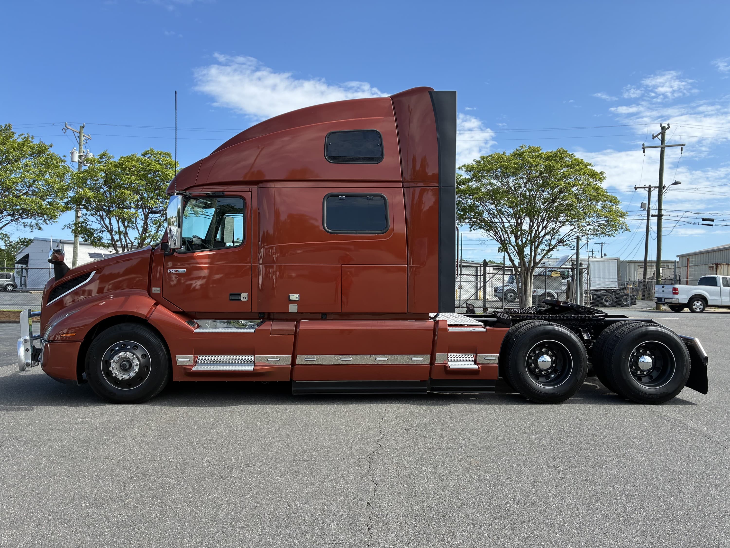 2023 Volvo VNL 860 in CHARLOTTE, NC — photo 3