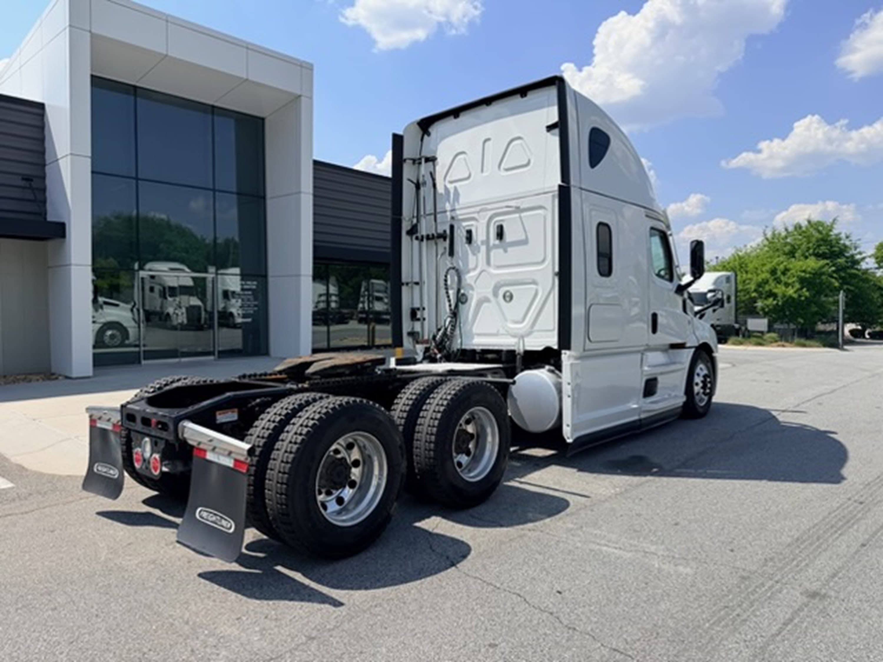 2023 Freightliner Cascadia in GA — photo 3