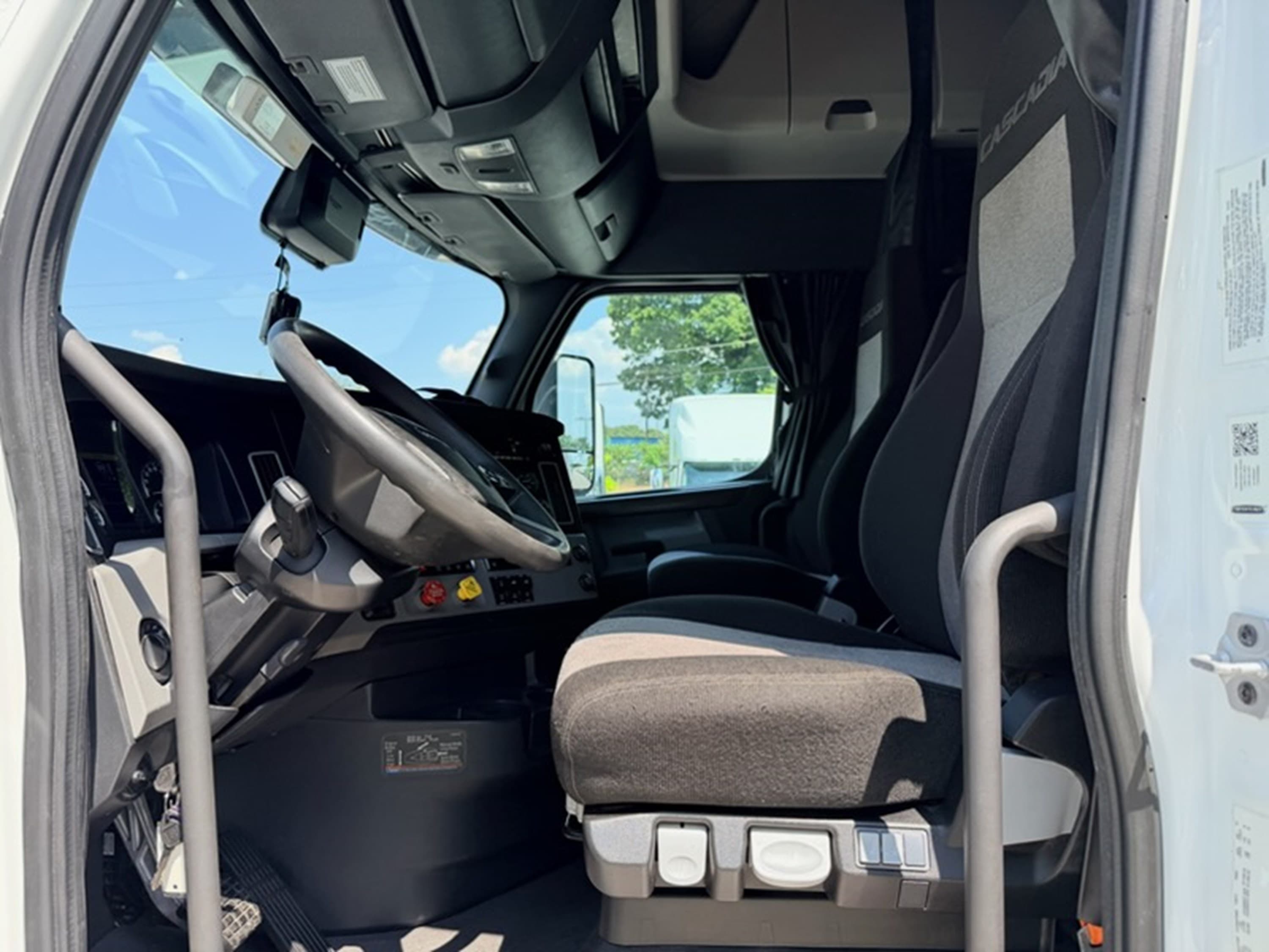 2023 Freightliner Cascadia in GA — photo 7