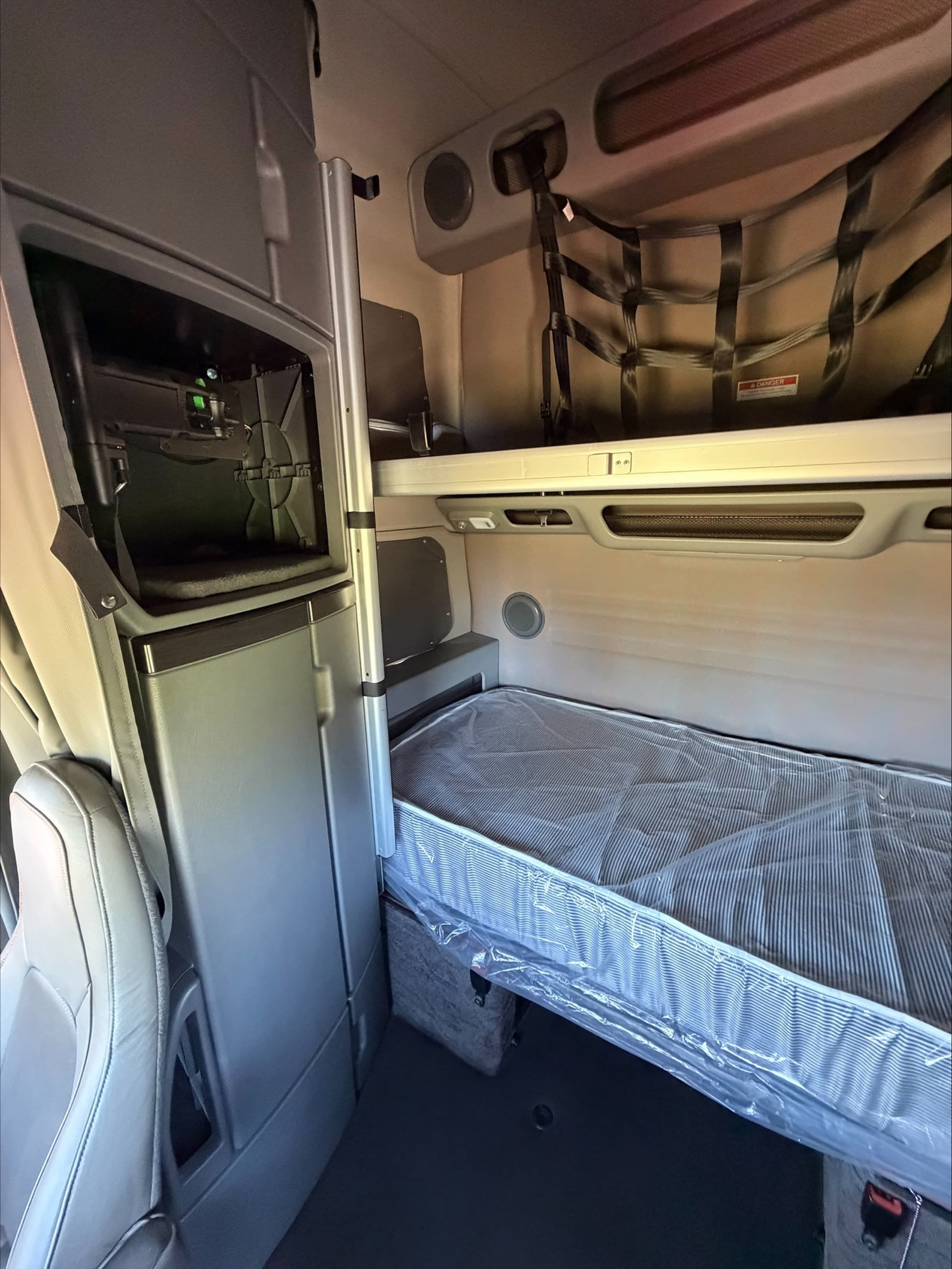 2023 Volvo VNL 860 in GUARDIAN ATLANTA — photo 10