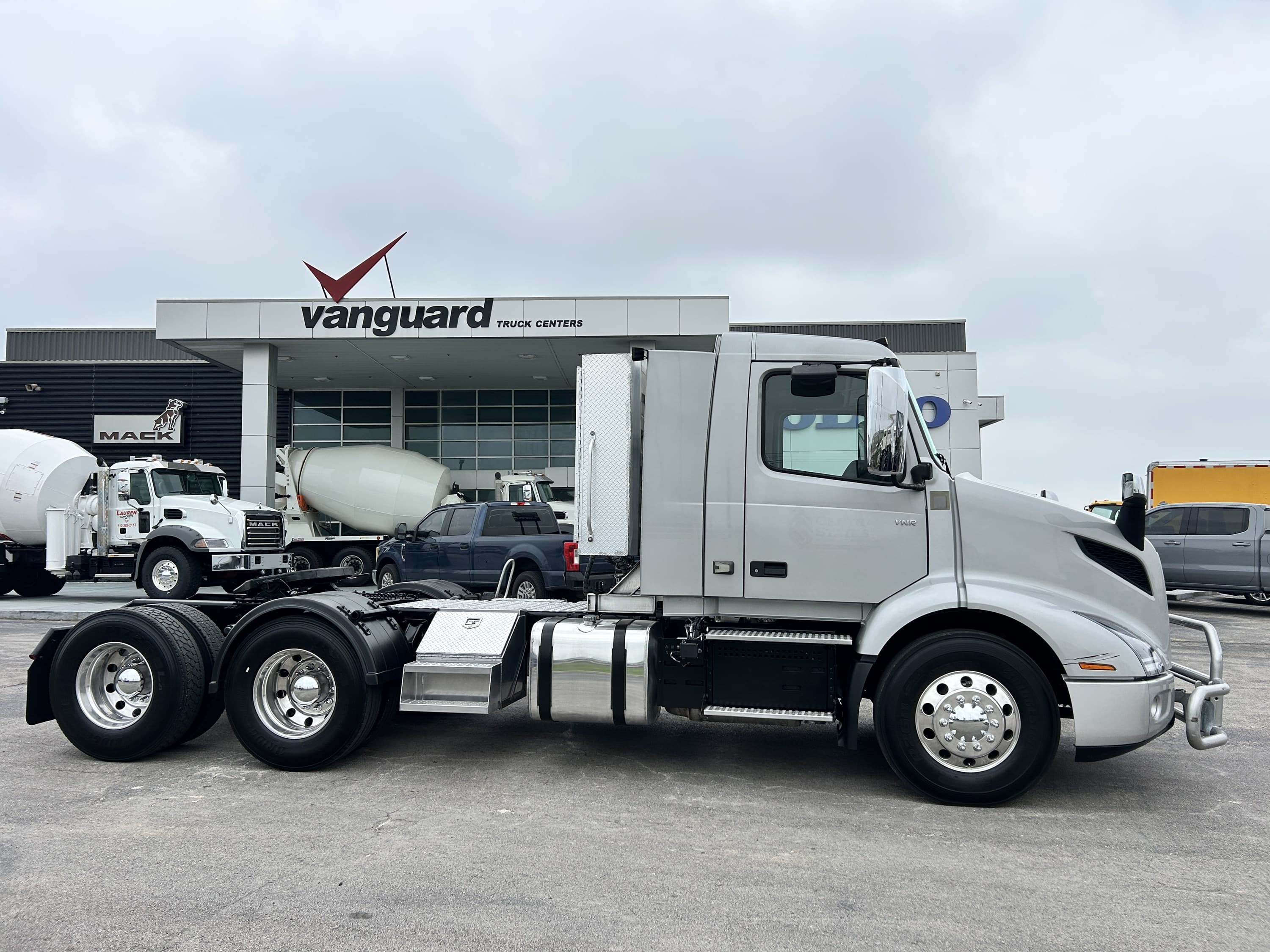 2020 Volvo VNR 640 in AUSTIN, TX — photo 3