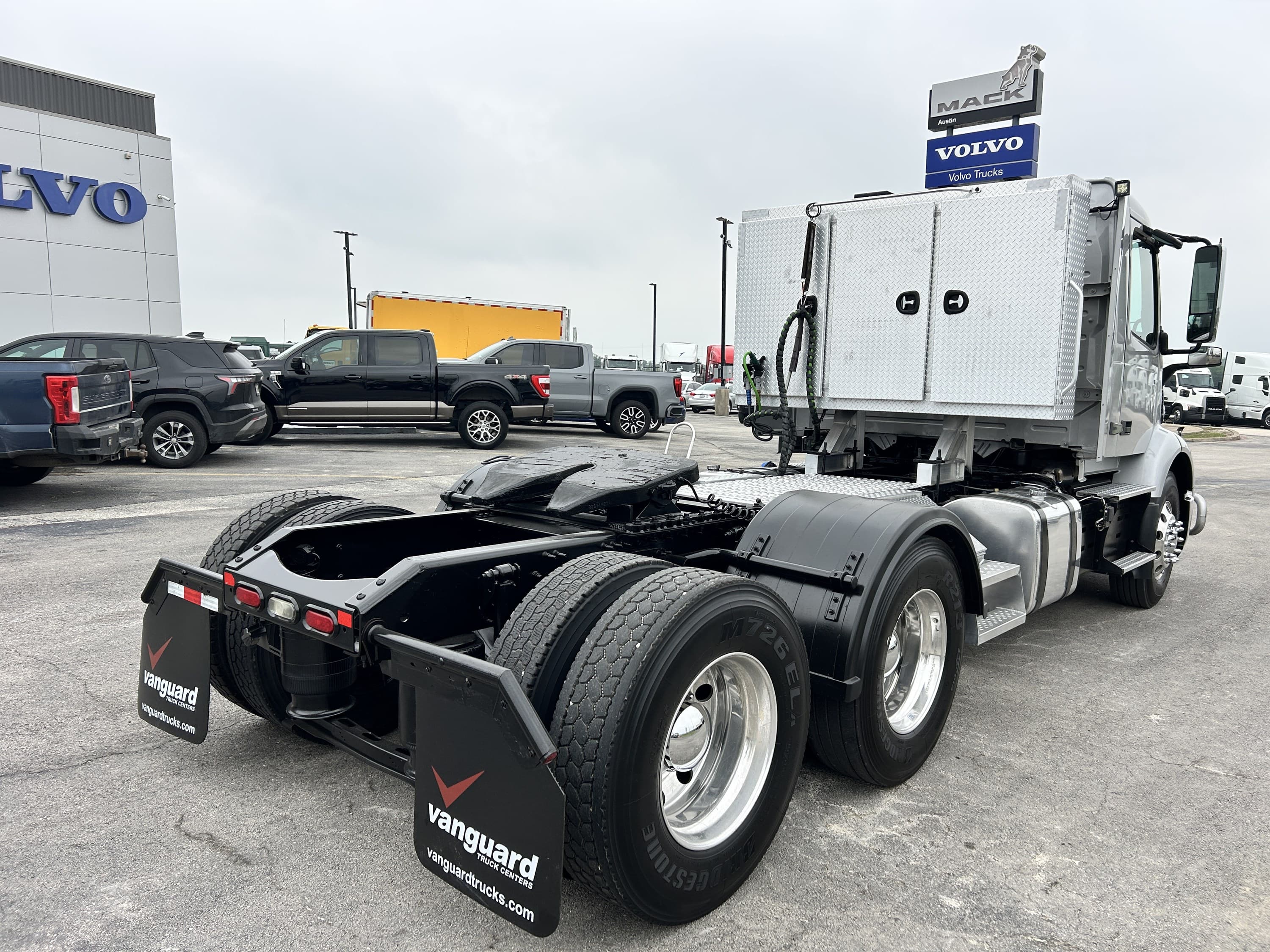 2020 Volvo VNR 640 in AUSTIN, TX — photo 4