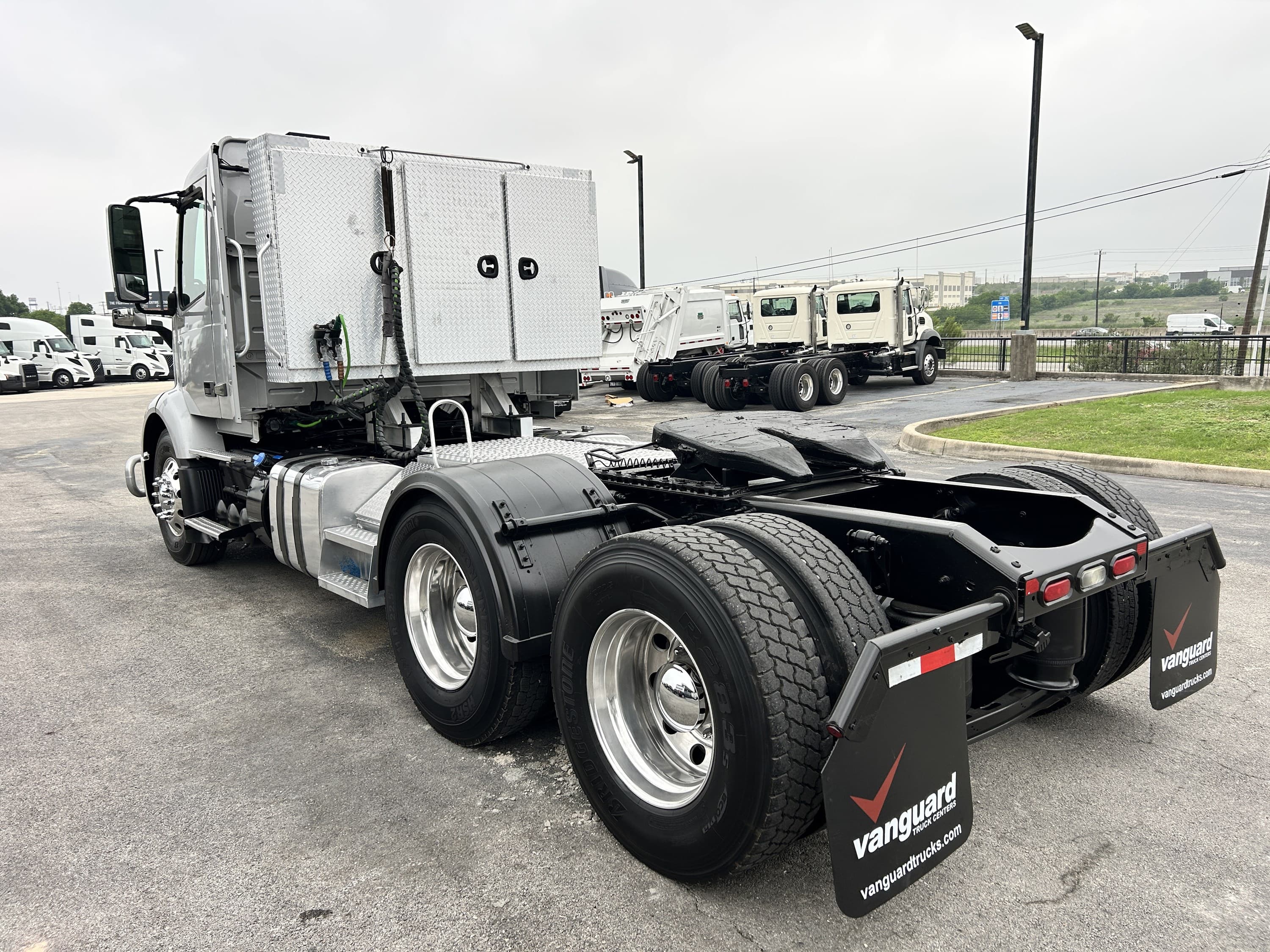 2020 Volvo VNR 640 in AUSTIN, TX — photo 5