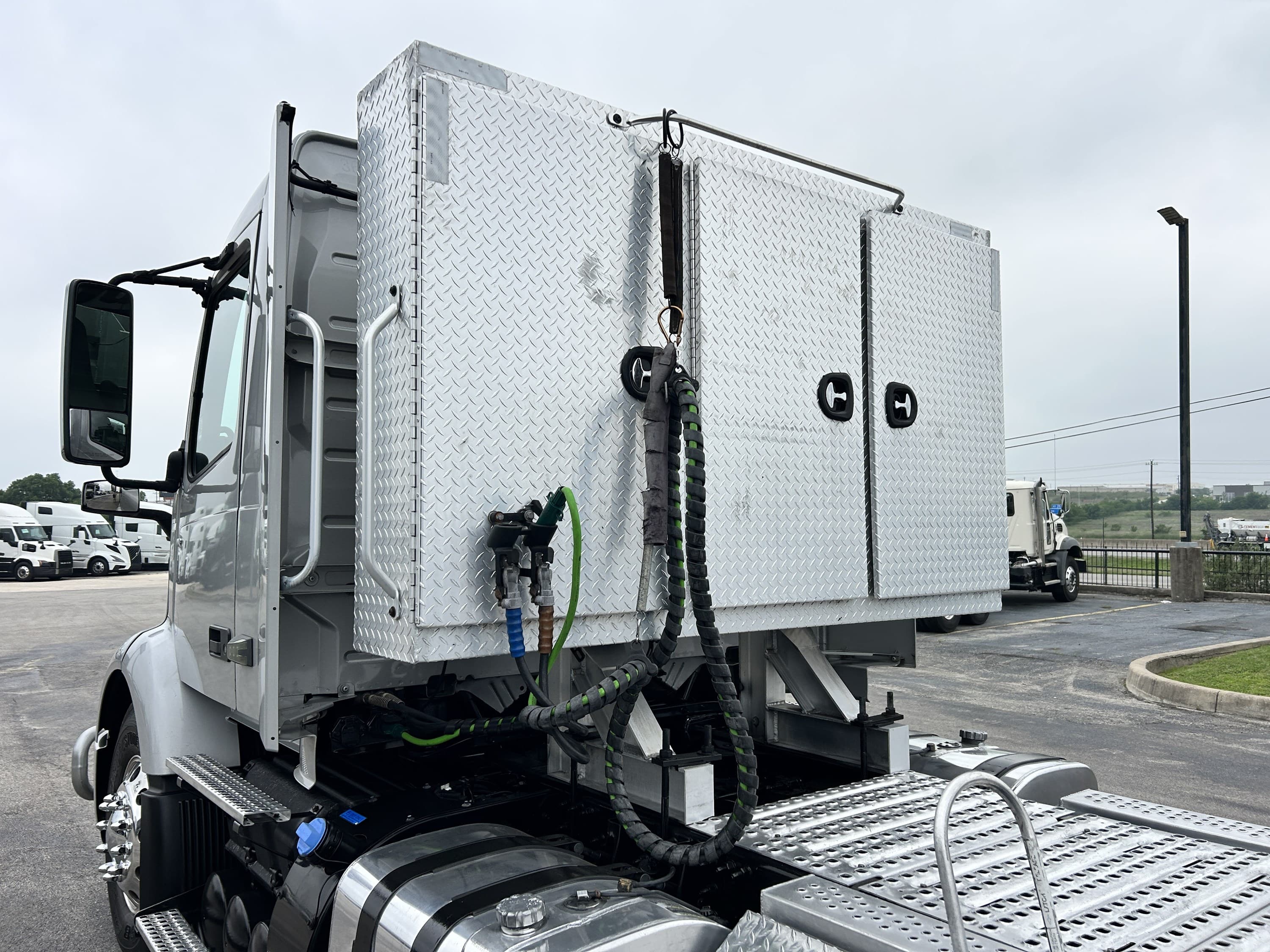 2020 Volvo VNR 640 in AUSTIN, TX — photo 10