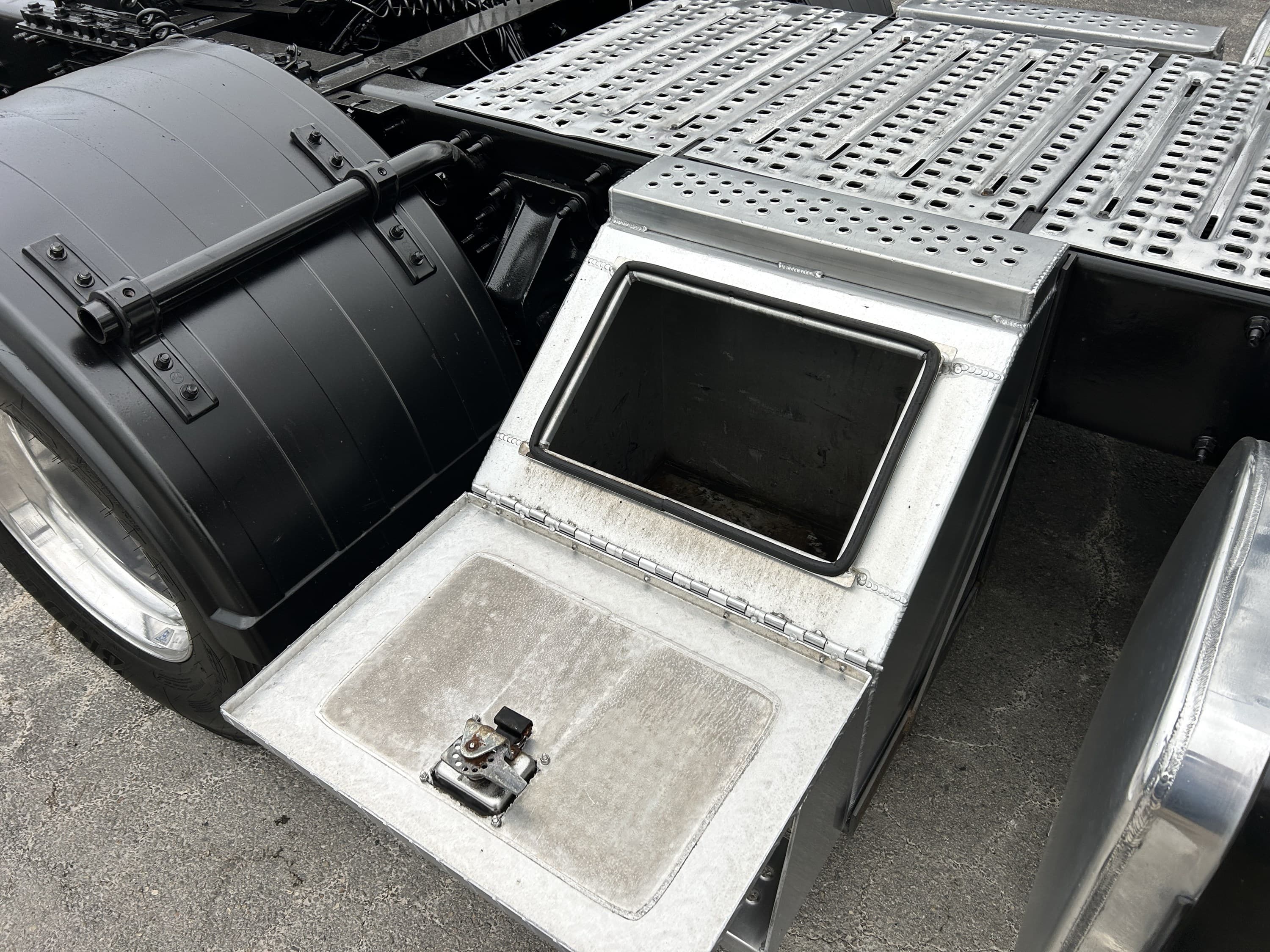 2020 Volvo VNR 640 in AUSTIN, TX — photo 19