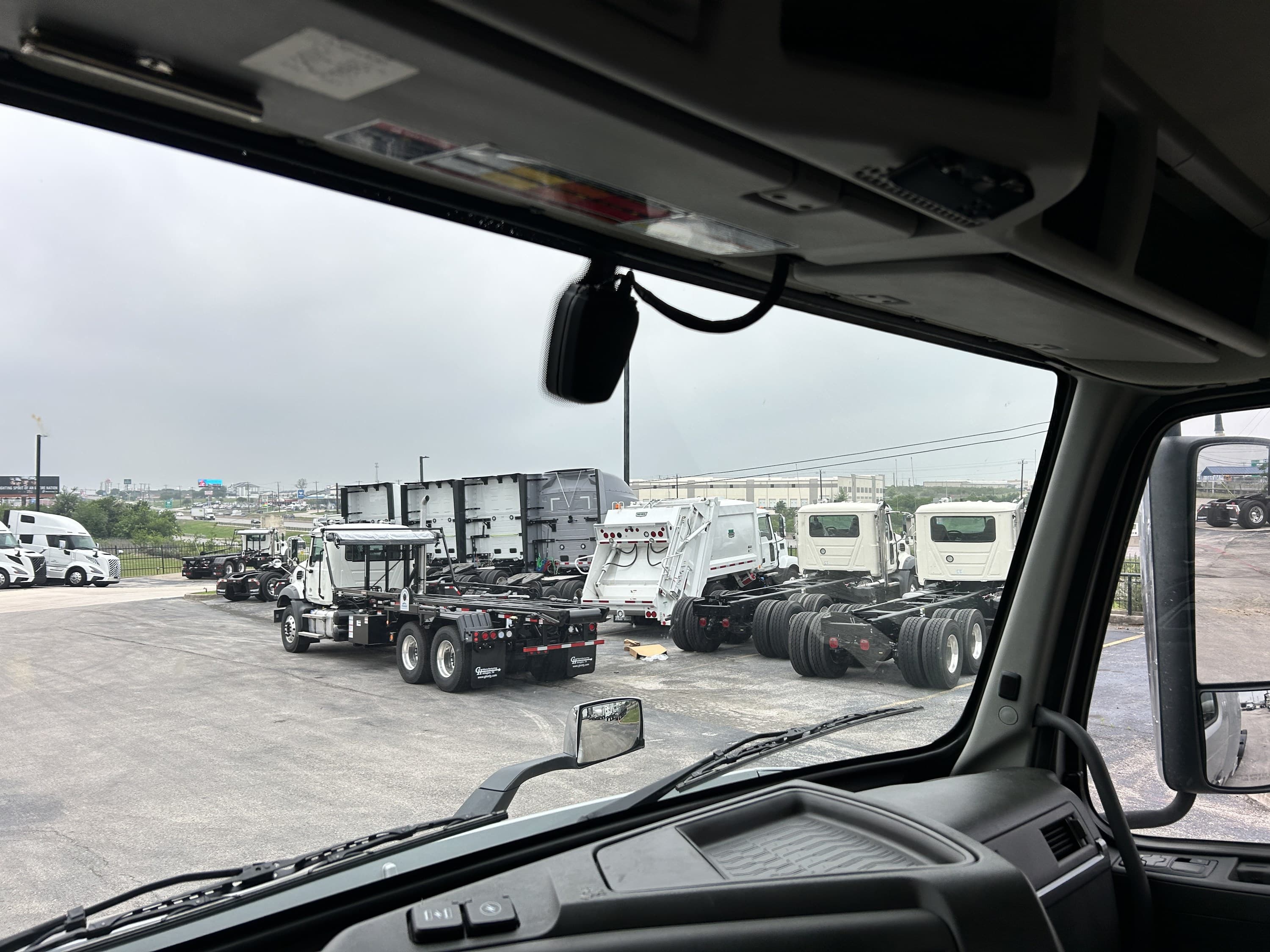 2020 Volvo VNR 640 in AUSTIN, TX — photo 35