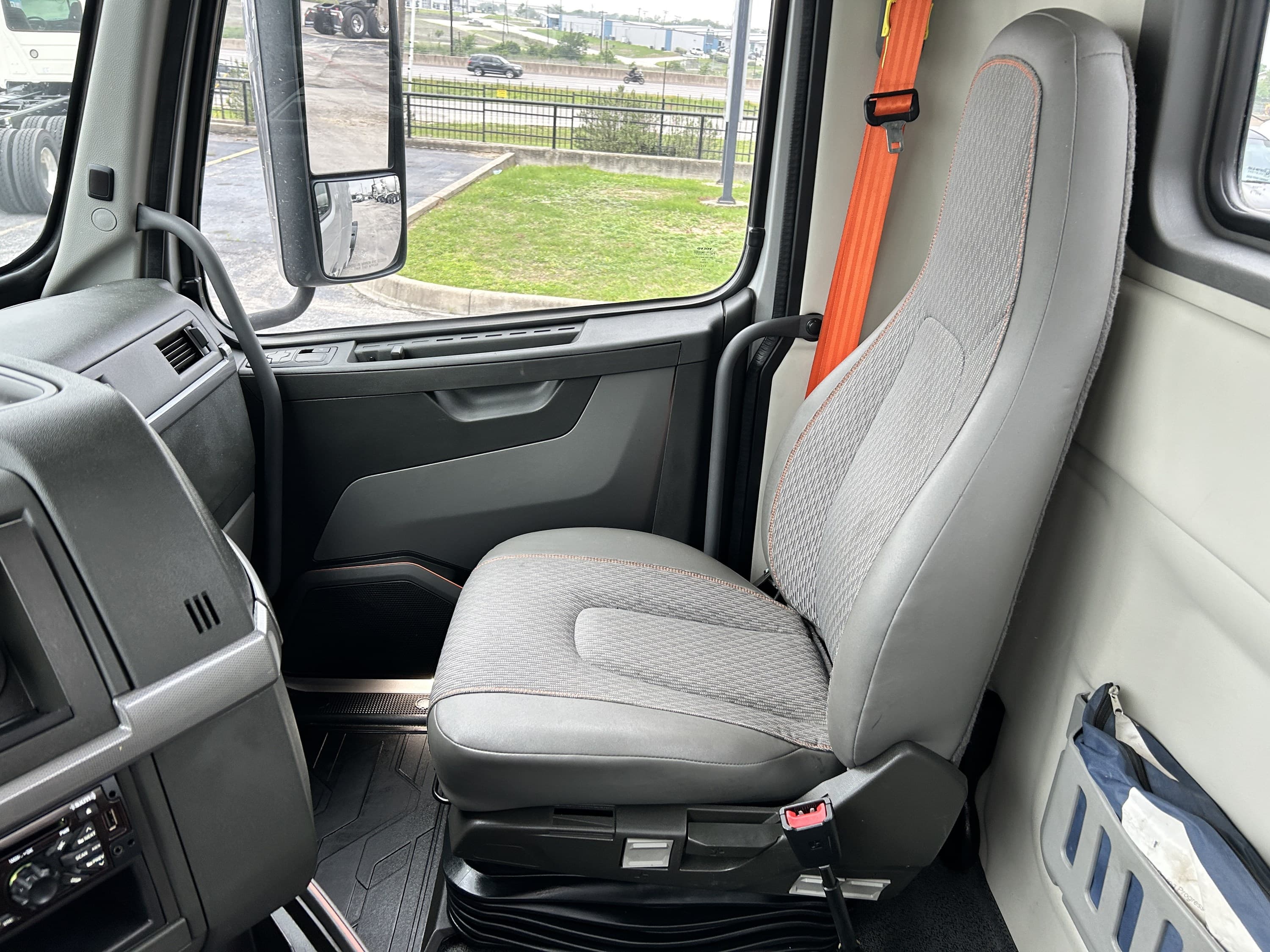 2020 Volvo VNR 640 in AUSTIN, TX — photo 36