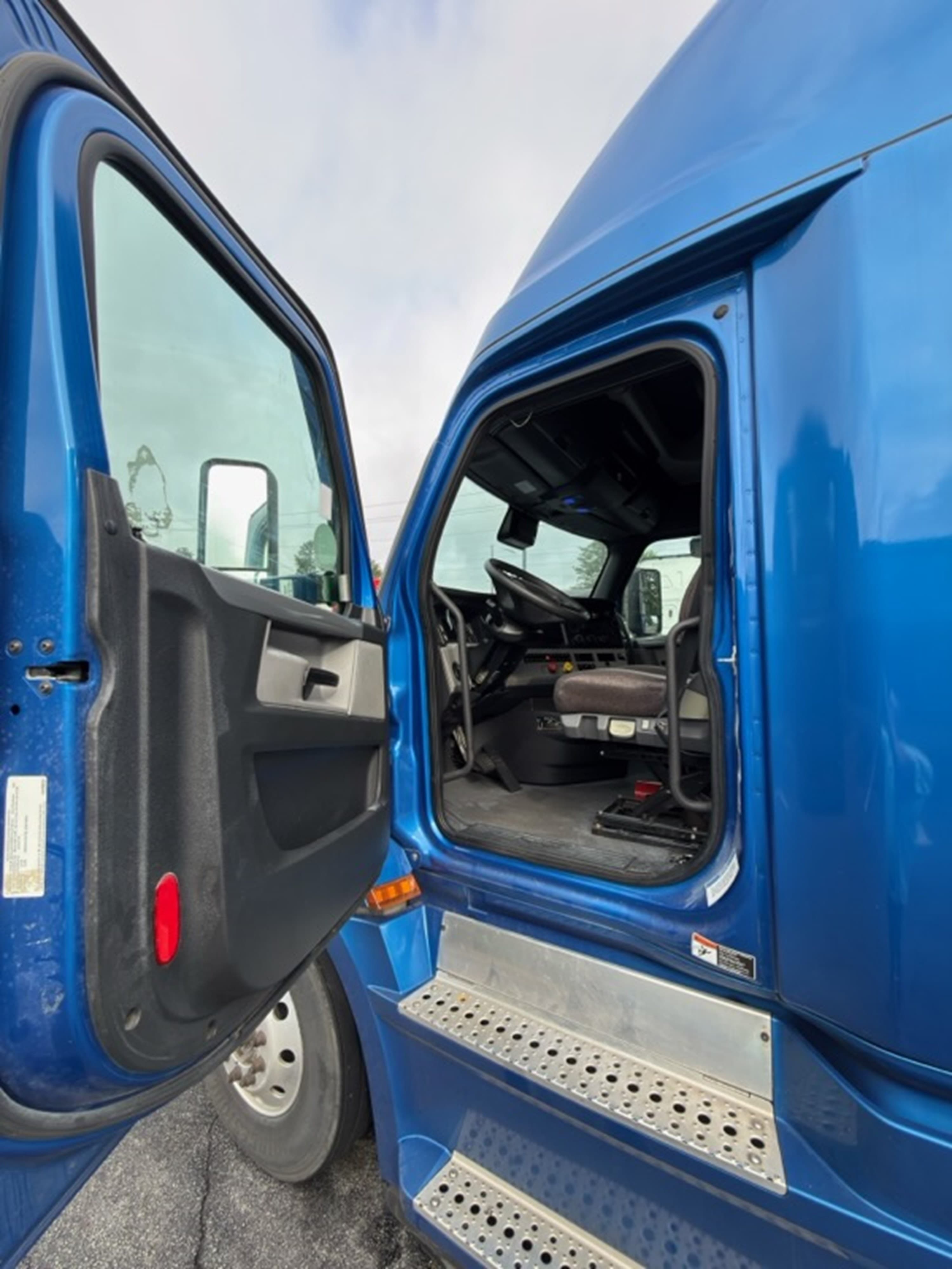2021 Freightliner Cascadia in GUARDIAN ATLANTA — photo 9