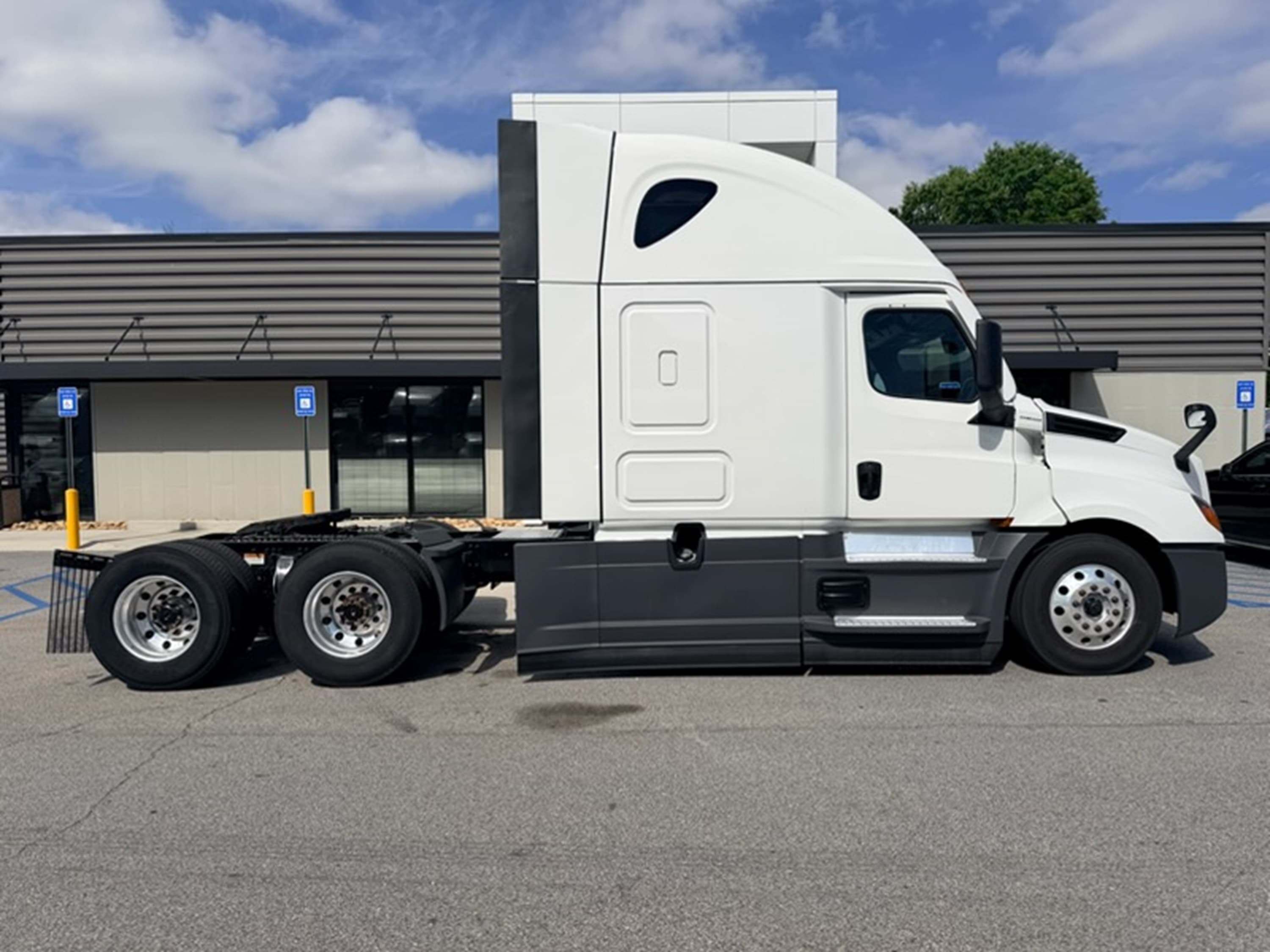 2023 Freightliner Cascadia in GA — photo 2