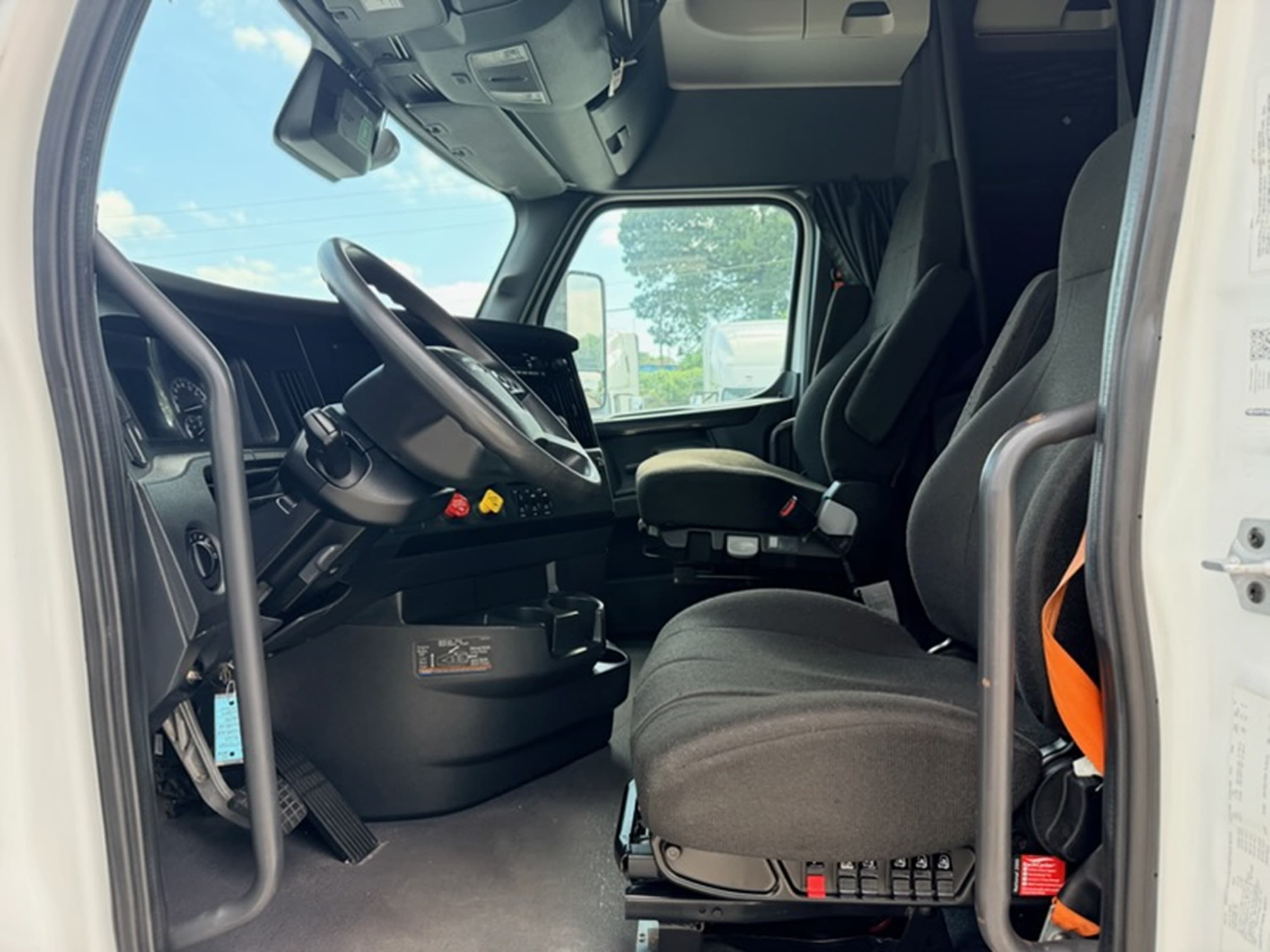 2023 Freightliner Cascadia in GA — photo 7