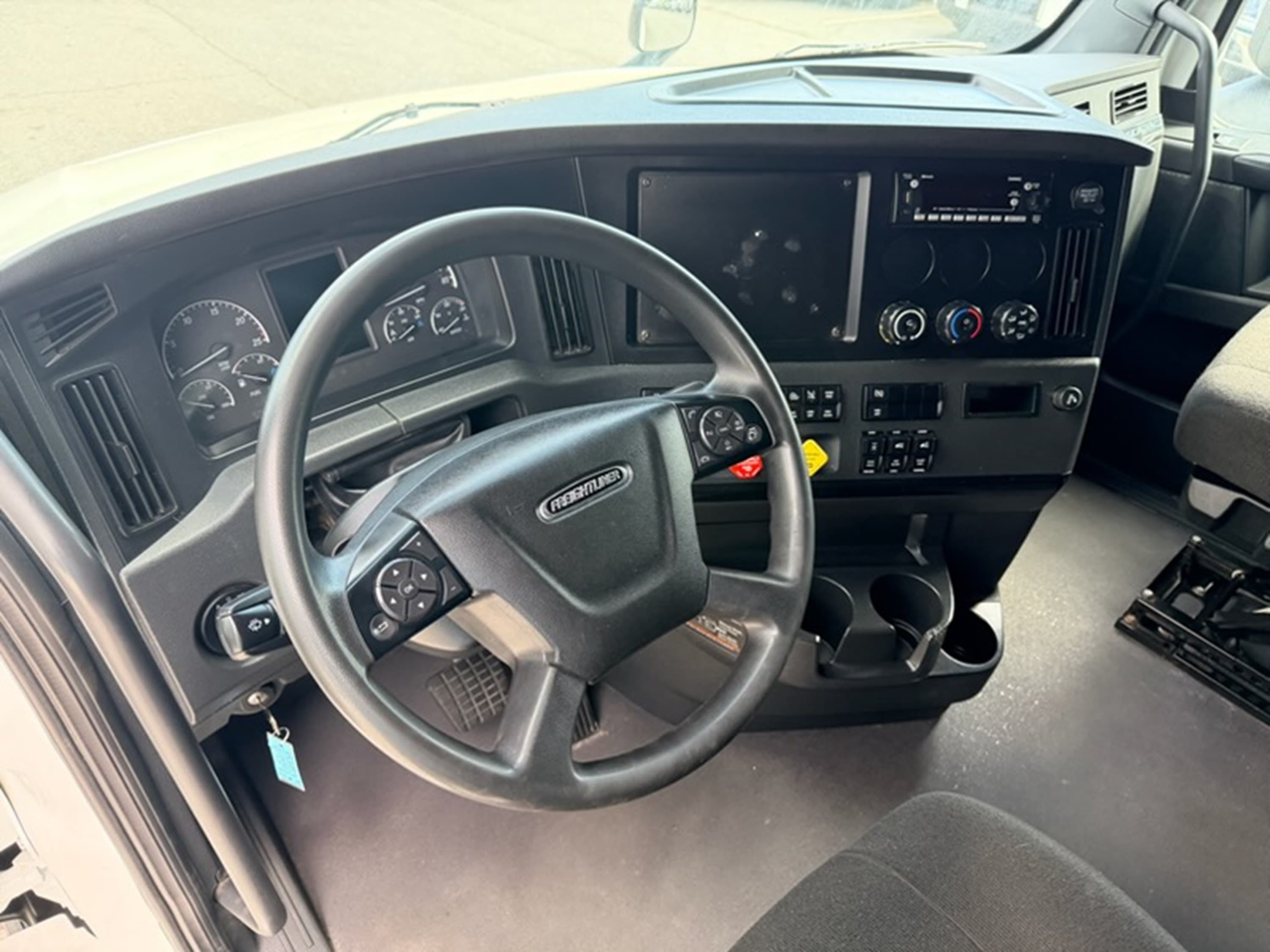 2023 Freightliner Cascadia in GA — photo 8