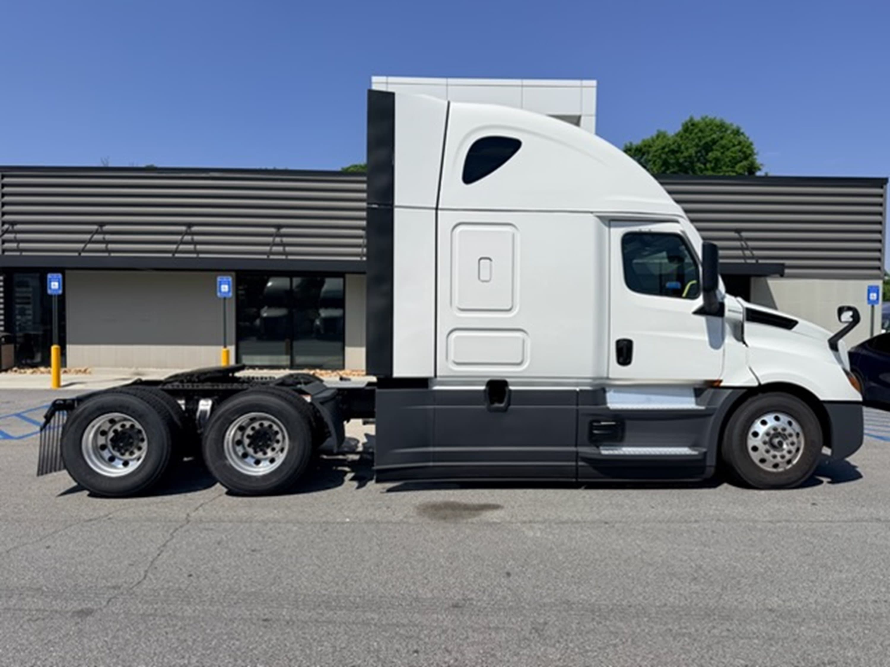 2024 Freightliner Cascadia in GA — photo 2
